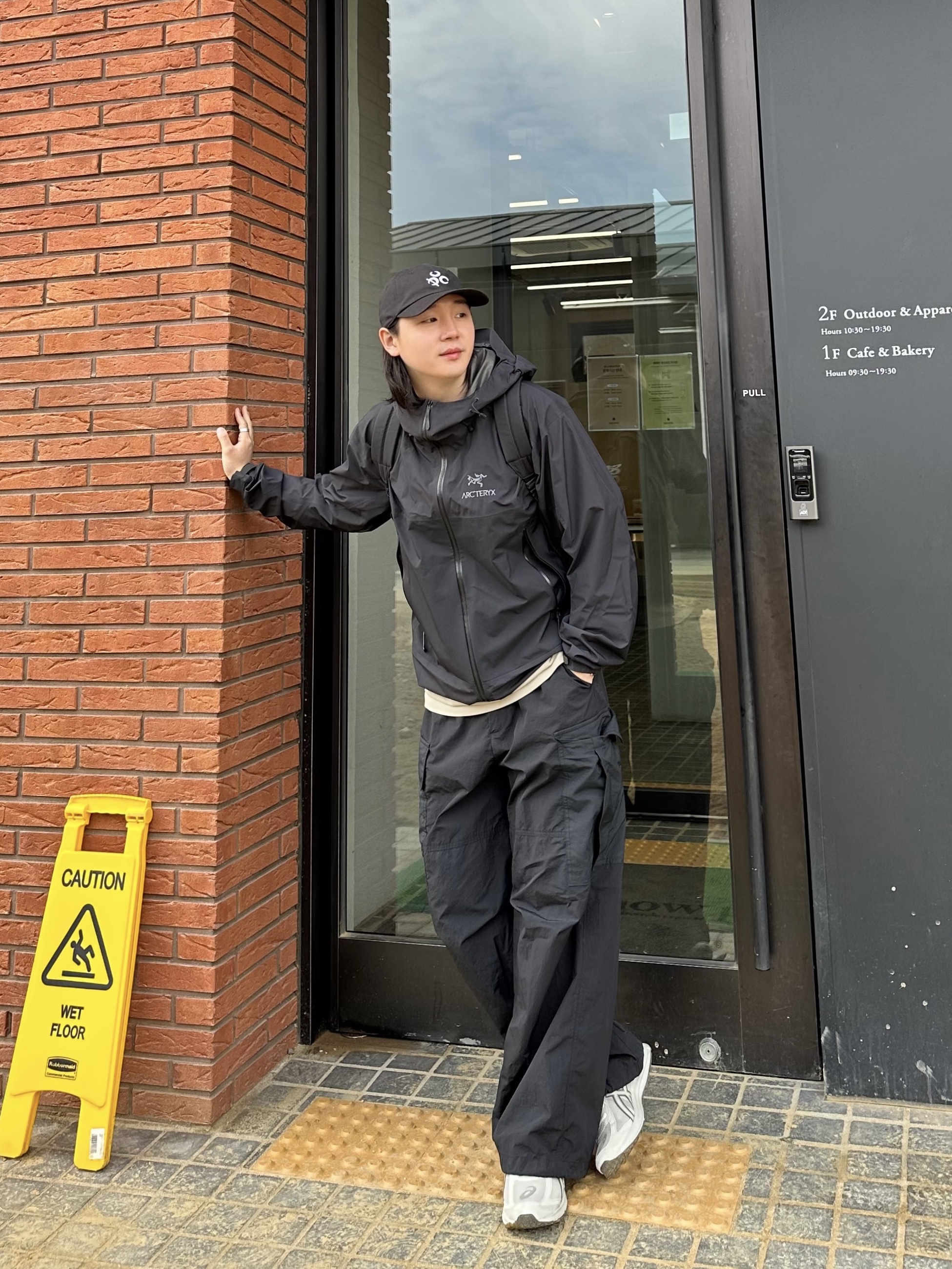 Arc'teryx Beta SL Hybrid Jacket Black, Asics Jog 100 S Birch - 2E Wide 착용 스타일 - 1