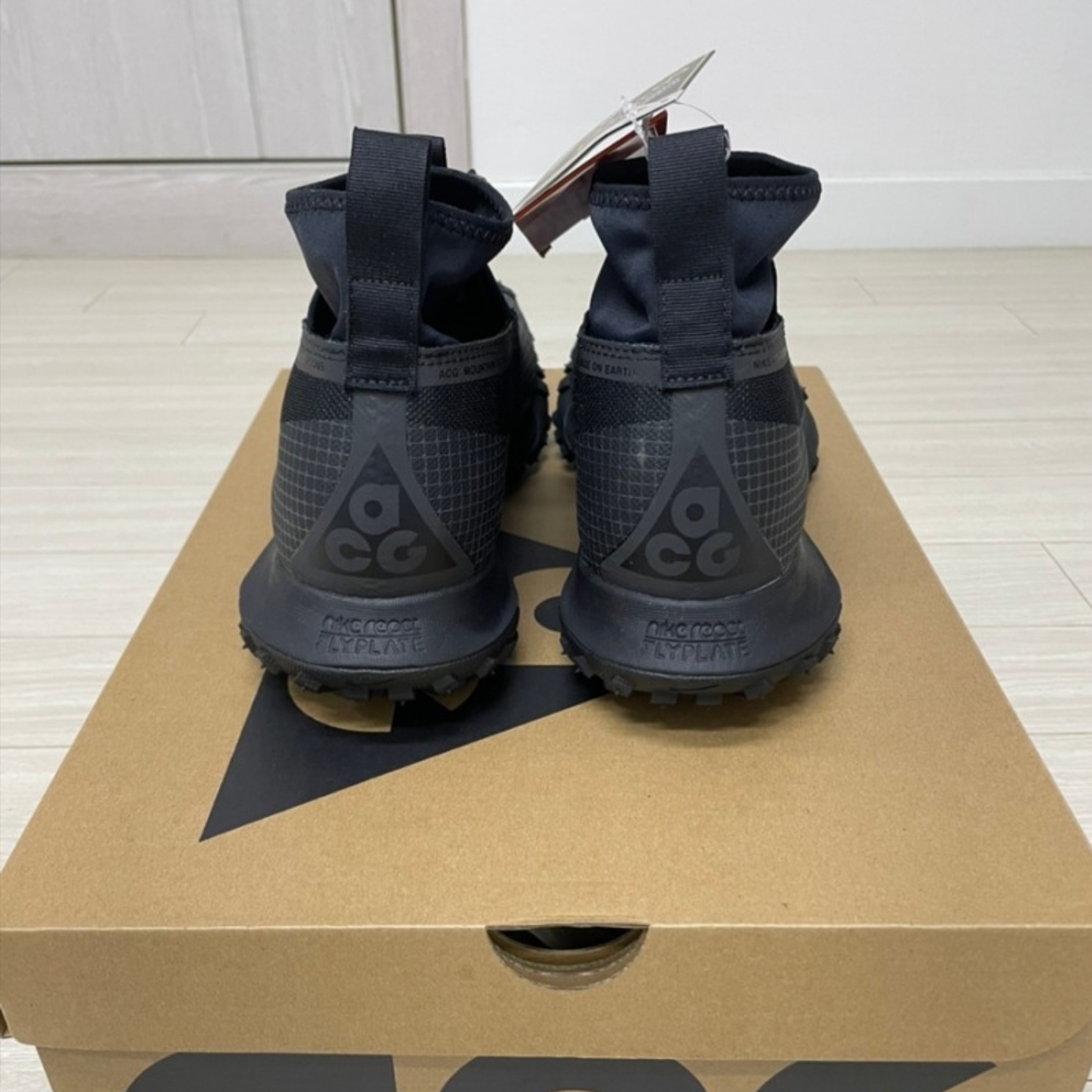 Nike ACG Mountain Fly Gore-Tex Black and Dark Grey 착용 스타일 - 2