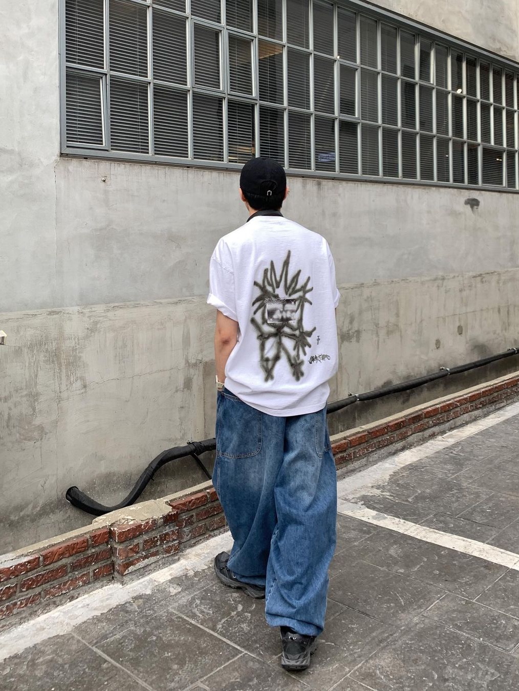 Telfar Baggy Jean Blue, Gentle Monster x Maison Margiela MM005 Black Black 착용 스타일 - 2