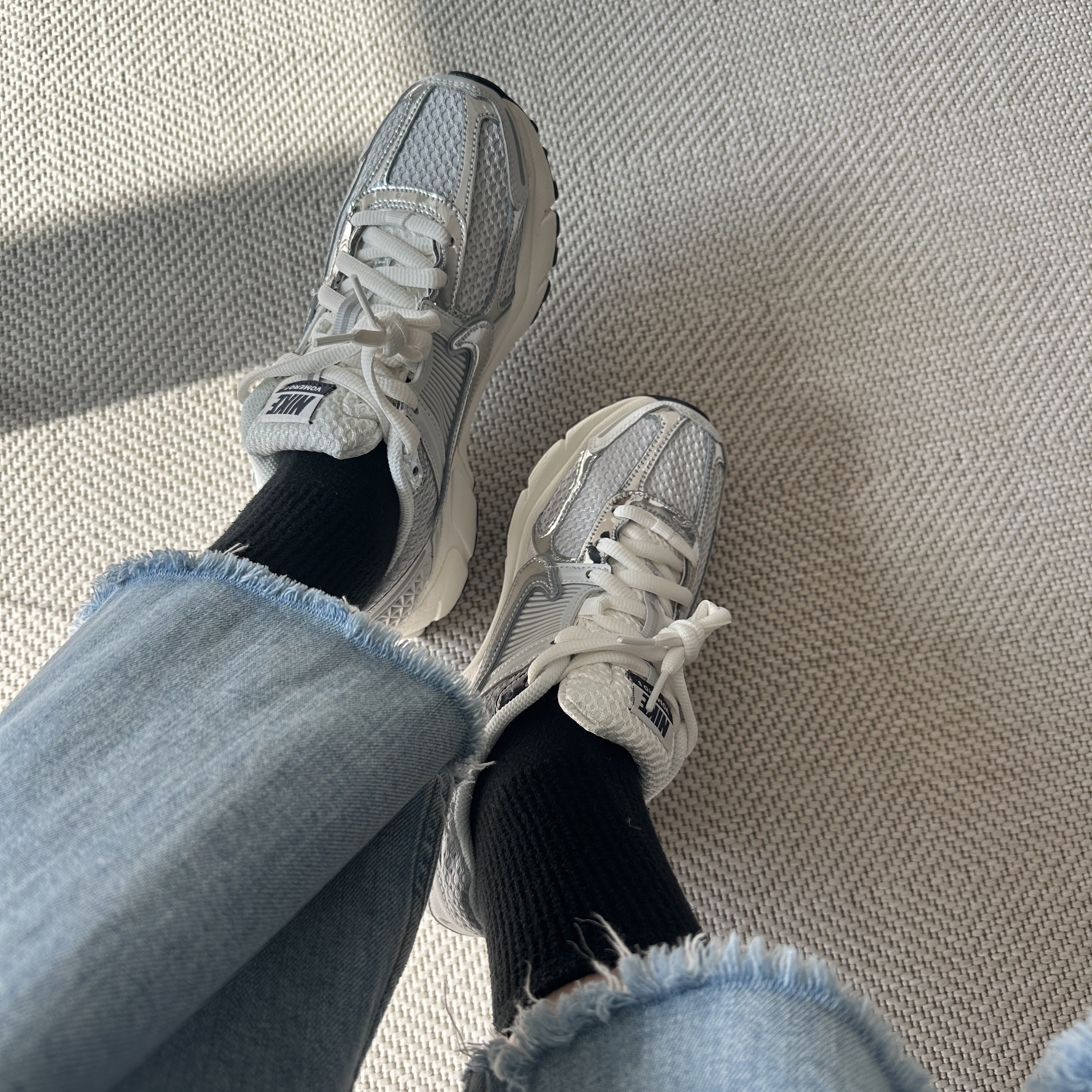 (W) Nike Zoom Vomero 5 Photon Dust and Metallic Silver 착용 스타일