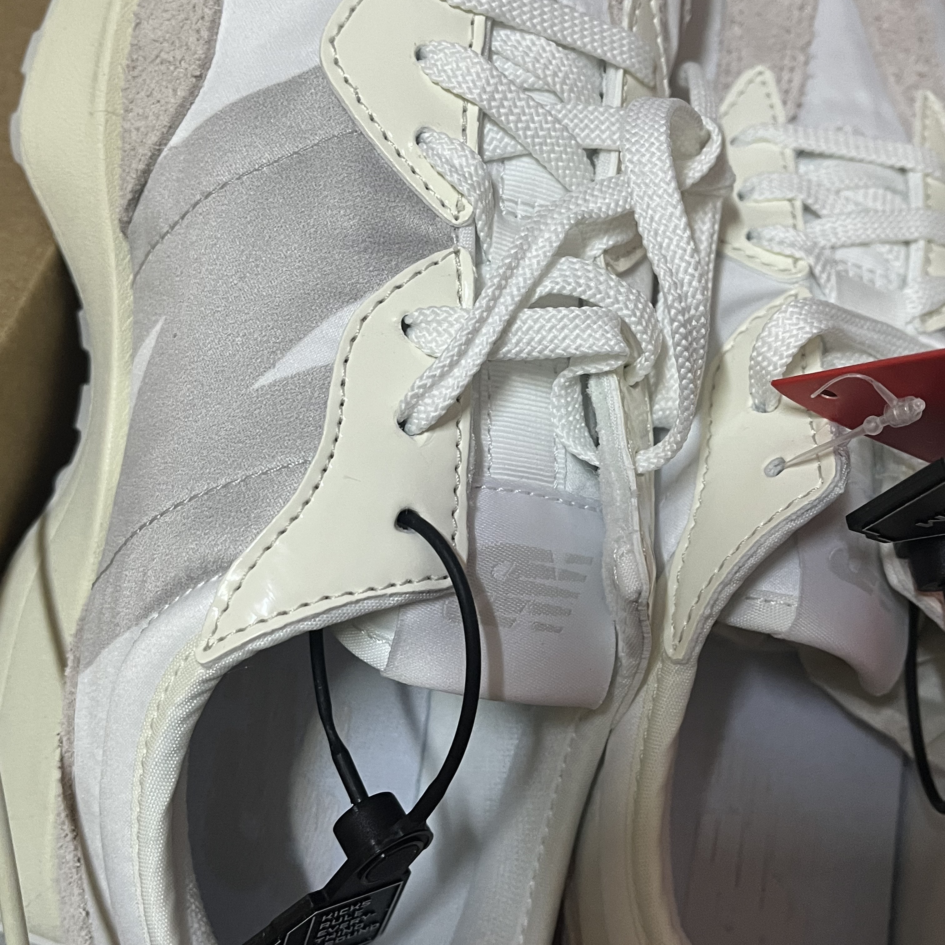(W) New Balance 327 White Moonbeam 착용 스타일 - 1
