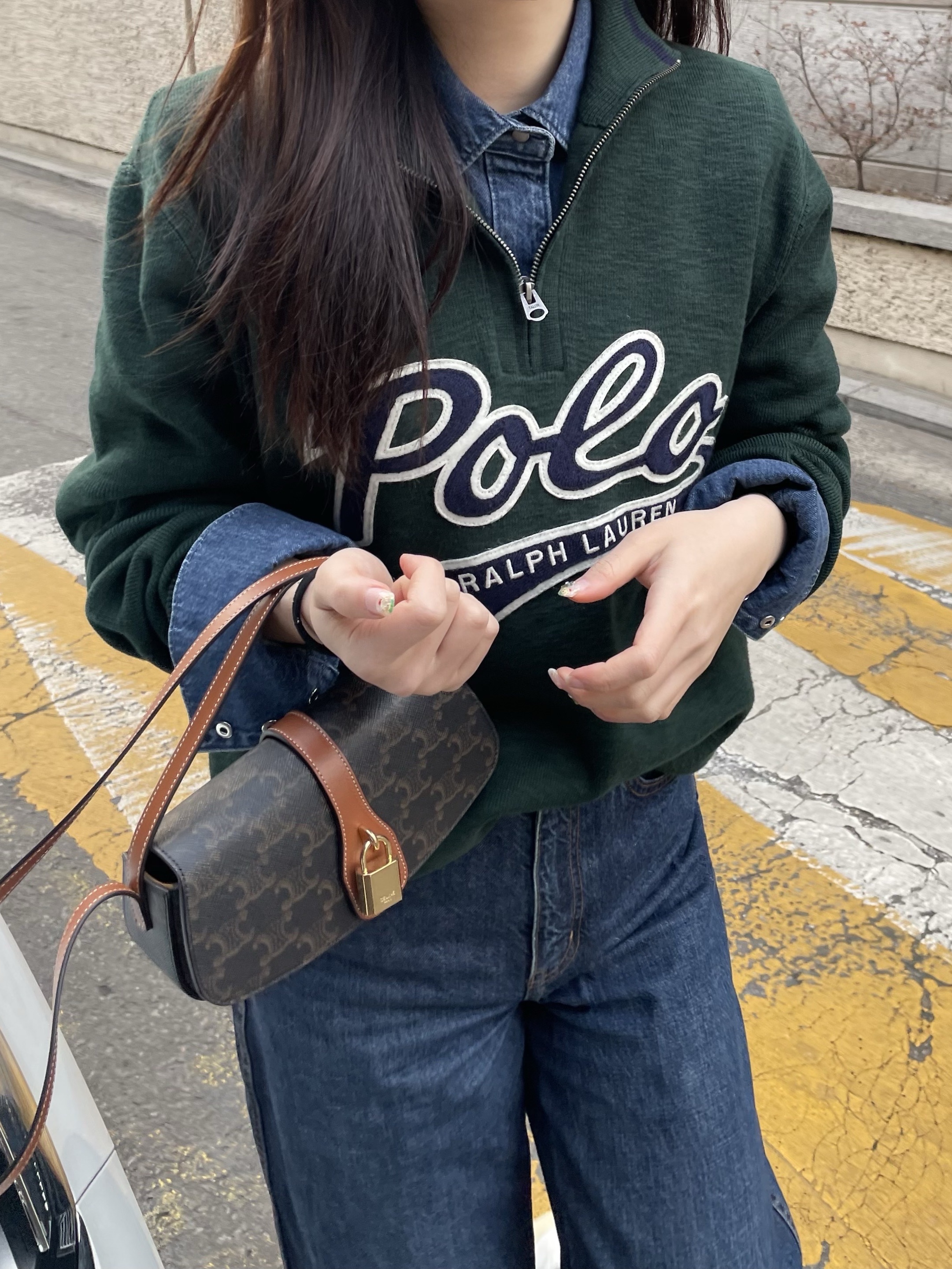Celine Clutch On Strap Tabou in Triomphe Canvas Calfskin Tan, (W) Autry Medalist Low Leather Sneakers White 착용 스타일 - 5