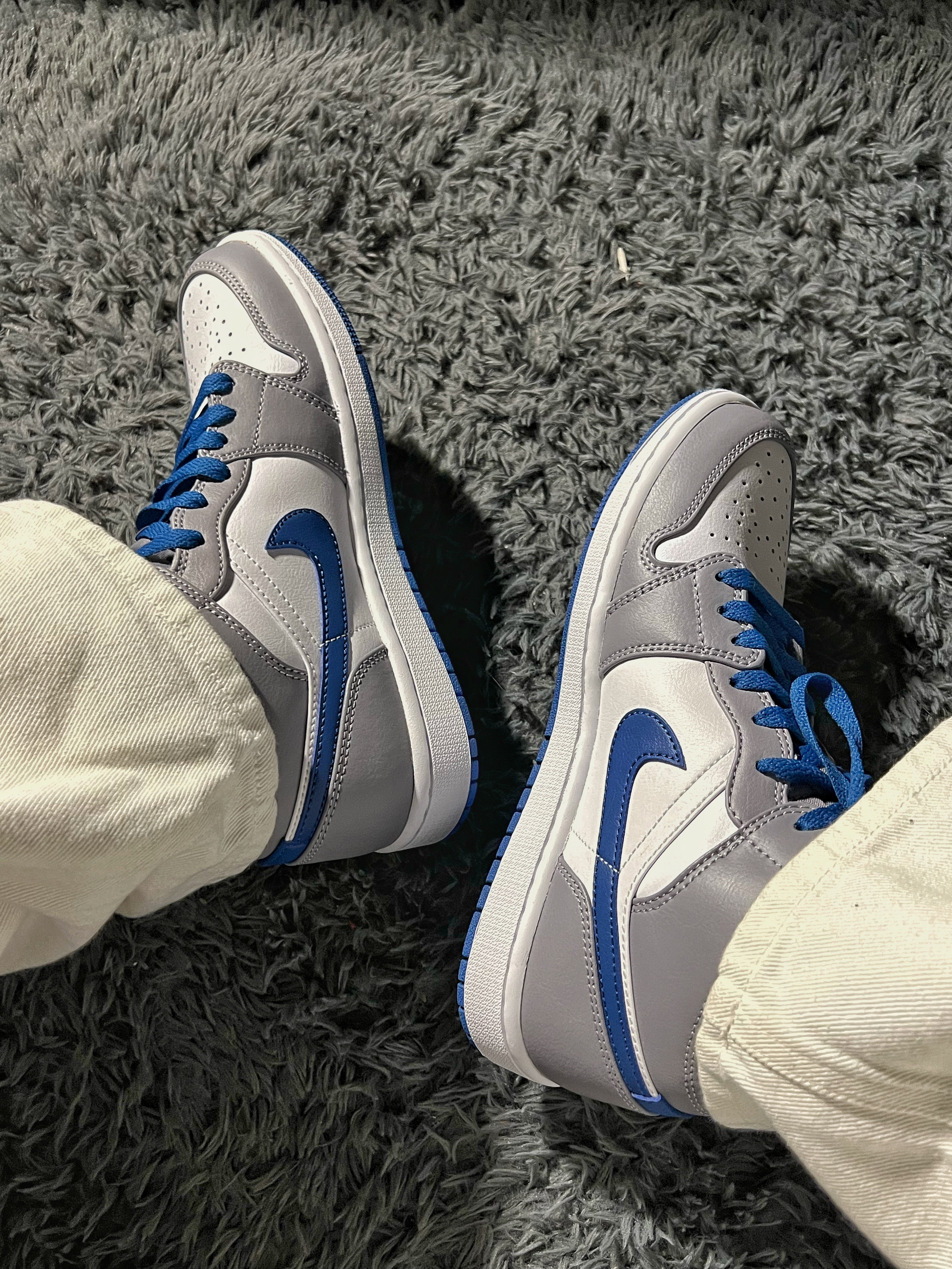 Jordan 1 Mid Cement Grey True Blue 착용 스타일 - 2