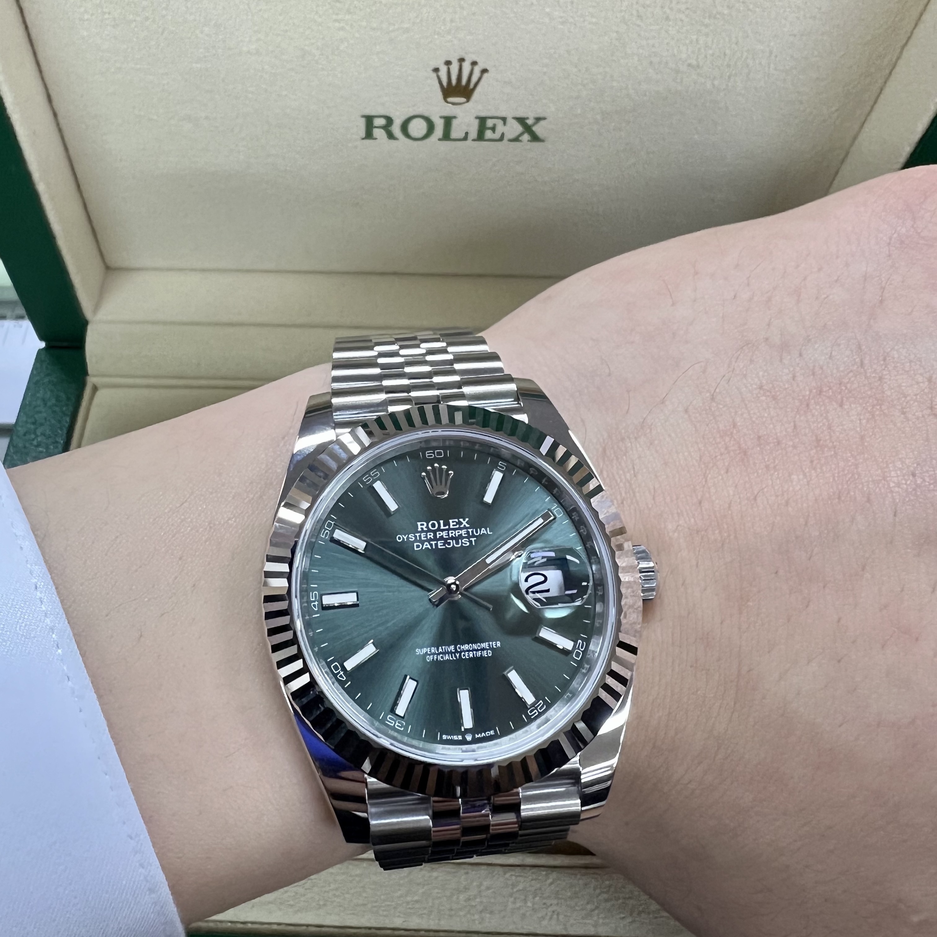 Rolex Datejust 41mm 126334 Mint Green Jubilee 착용 스타일