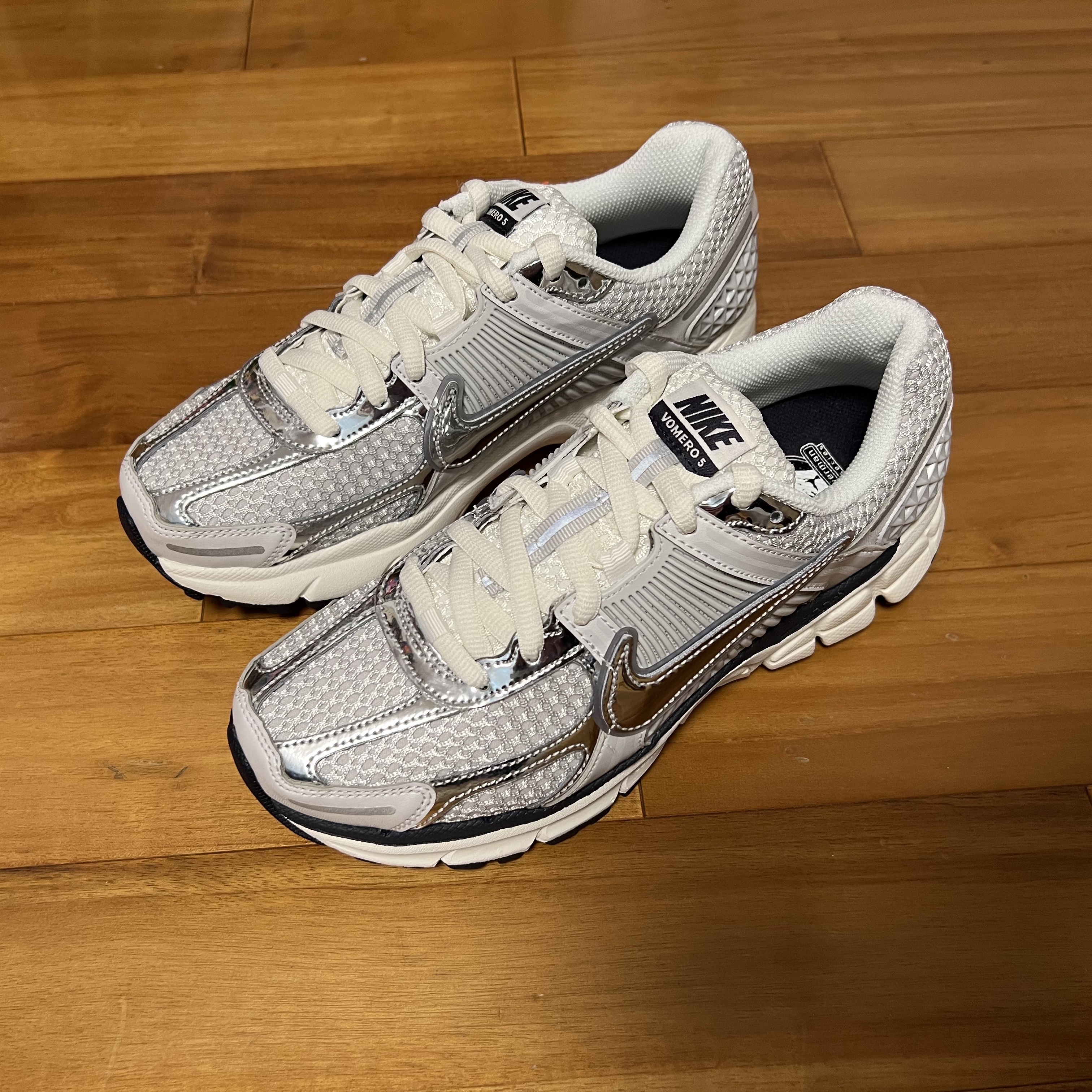 (W) Nike Zoom Vomero 5 Photon Dust and Metallic Silver 착용 스타일