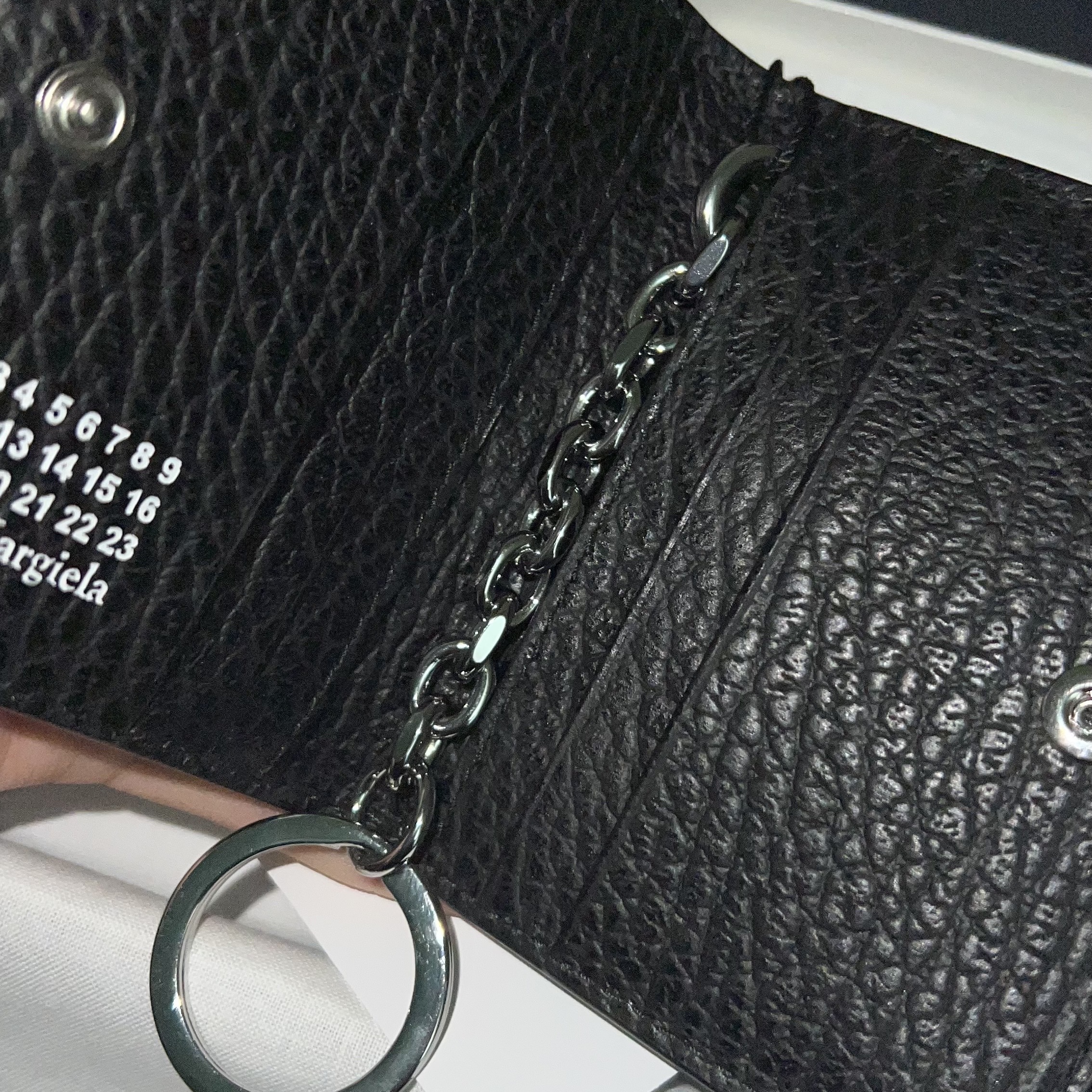 Maison Margiela Keyring Wallet Black 착용 스타일 - 2