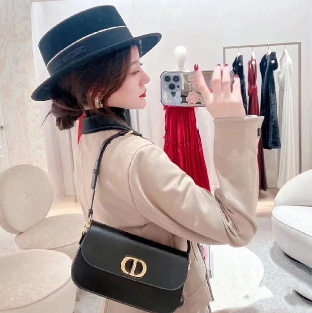 Dior 30 Montaigne Avenue Bag Box Calfskin Black 착용 스타일 - 1