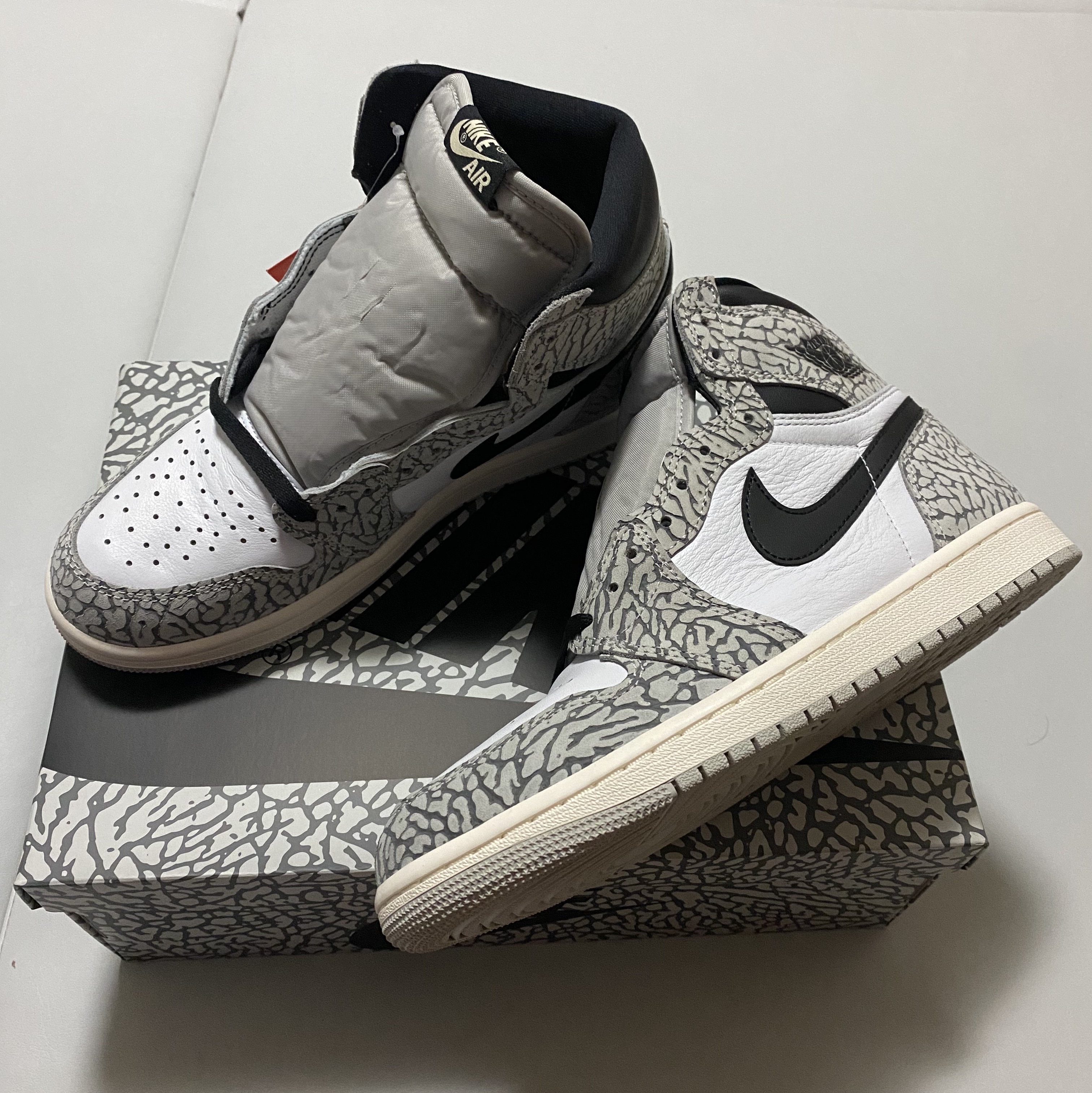 Jordan 1 Retro High OG White Cement 착용 스타일 - 1