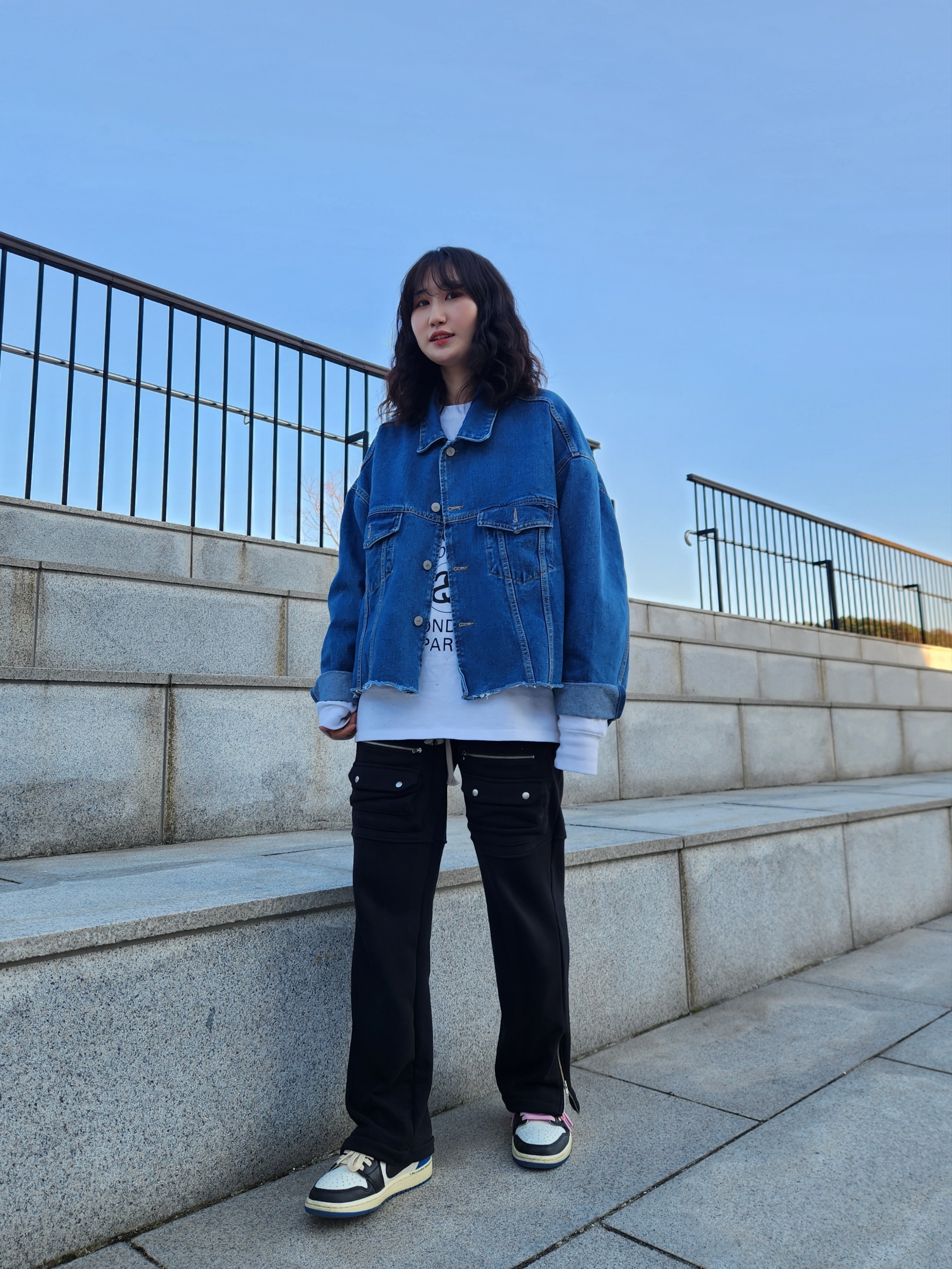 Jordan 1 x Travis Scott x Fragment Retro Low OG SP Military Blue, Stussy World Tour LS T-Shirt White 착용 스타일 - 1