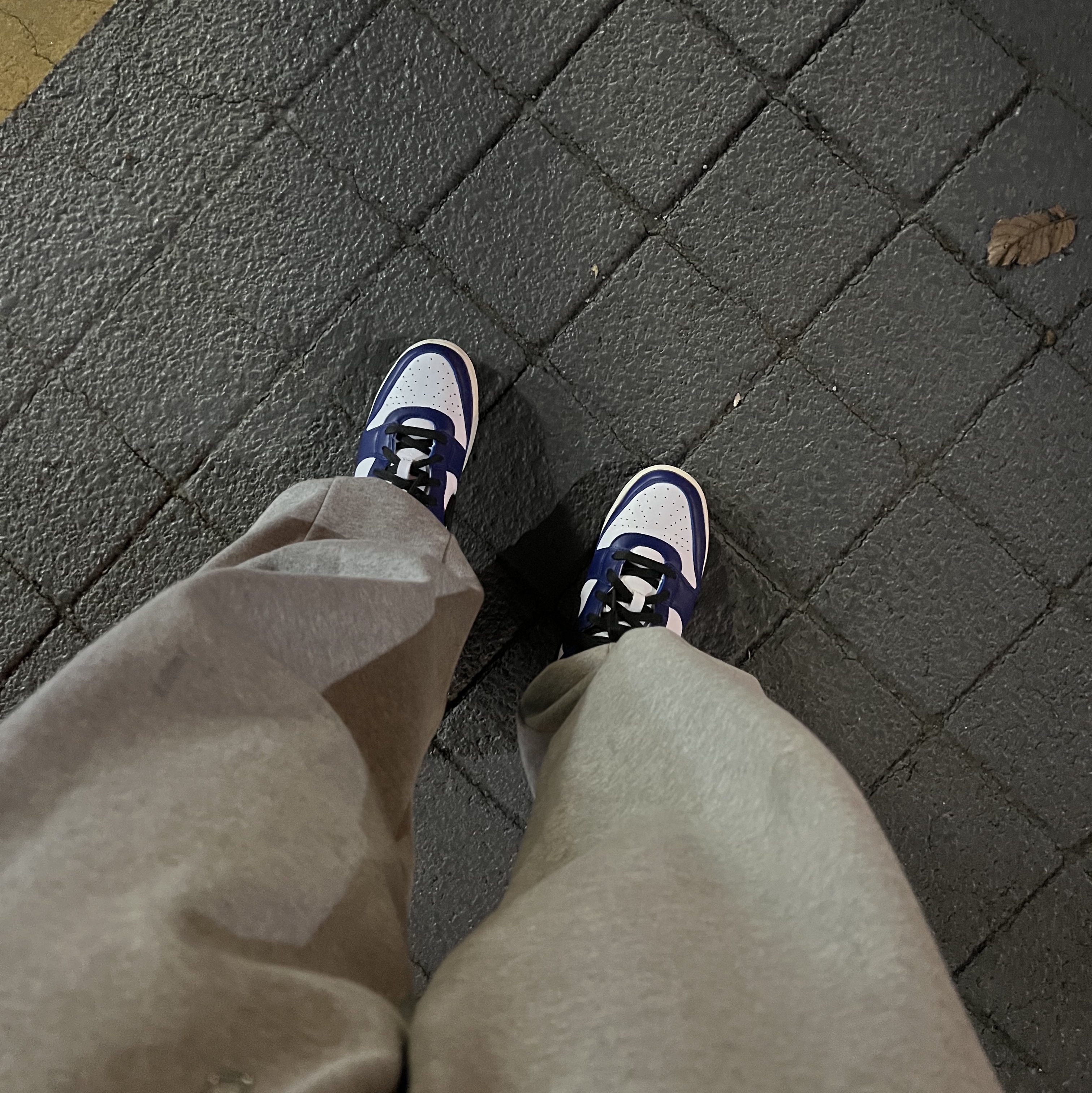 Nike x Ambush Dunk High Deep Royal Blue, Prada Re-Nylon and Saffiano Leather Shoulder Bag Black 착용 스타일 - 3