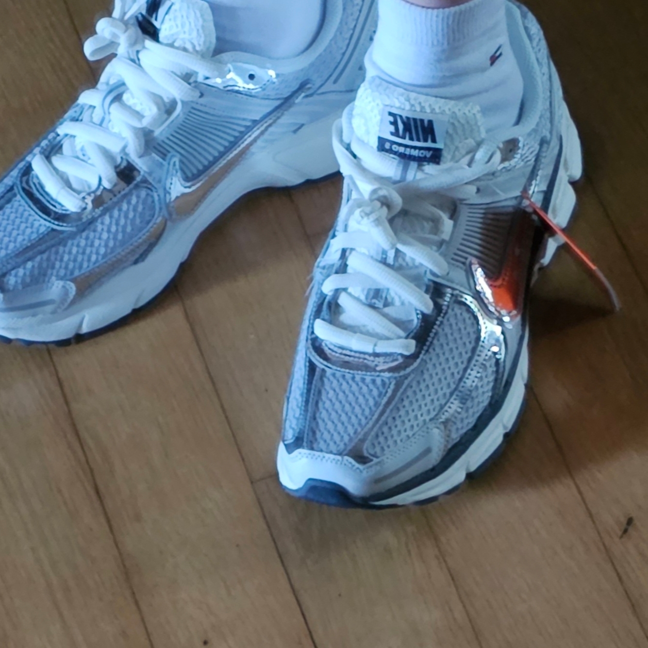 (W) Nike Zoom Vomero 5 Photon Dust and Metallic Silver 착용 스타일