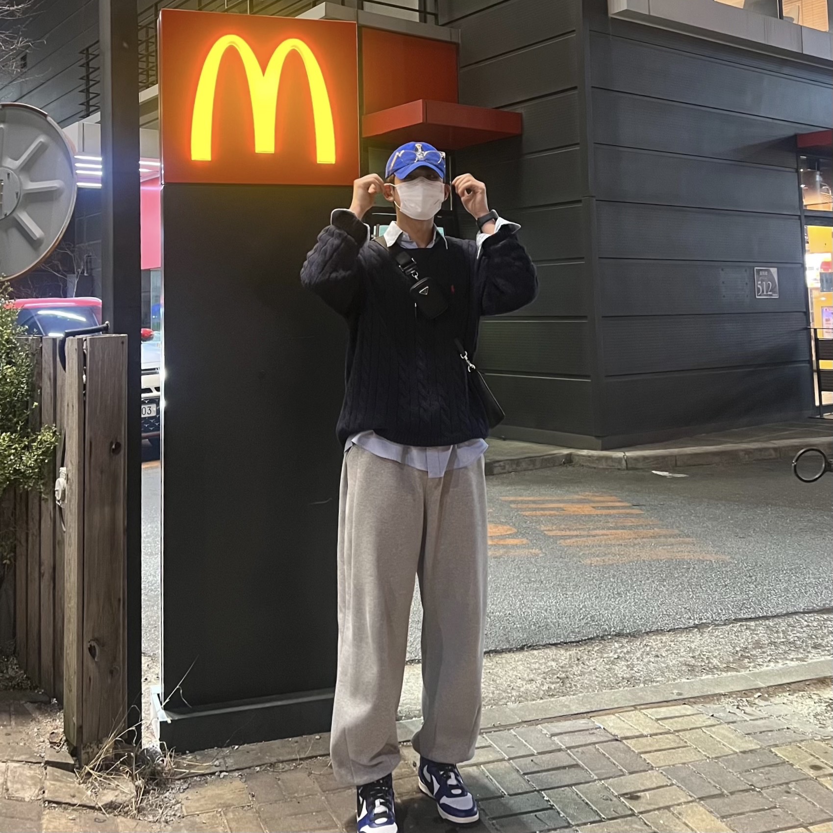 Nike x Ambush Dunk High Deep Royal Blue, Prada Re-Nylon and Saffiano Leather Shoulder Bag Black 착용 스타일 - 1