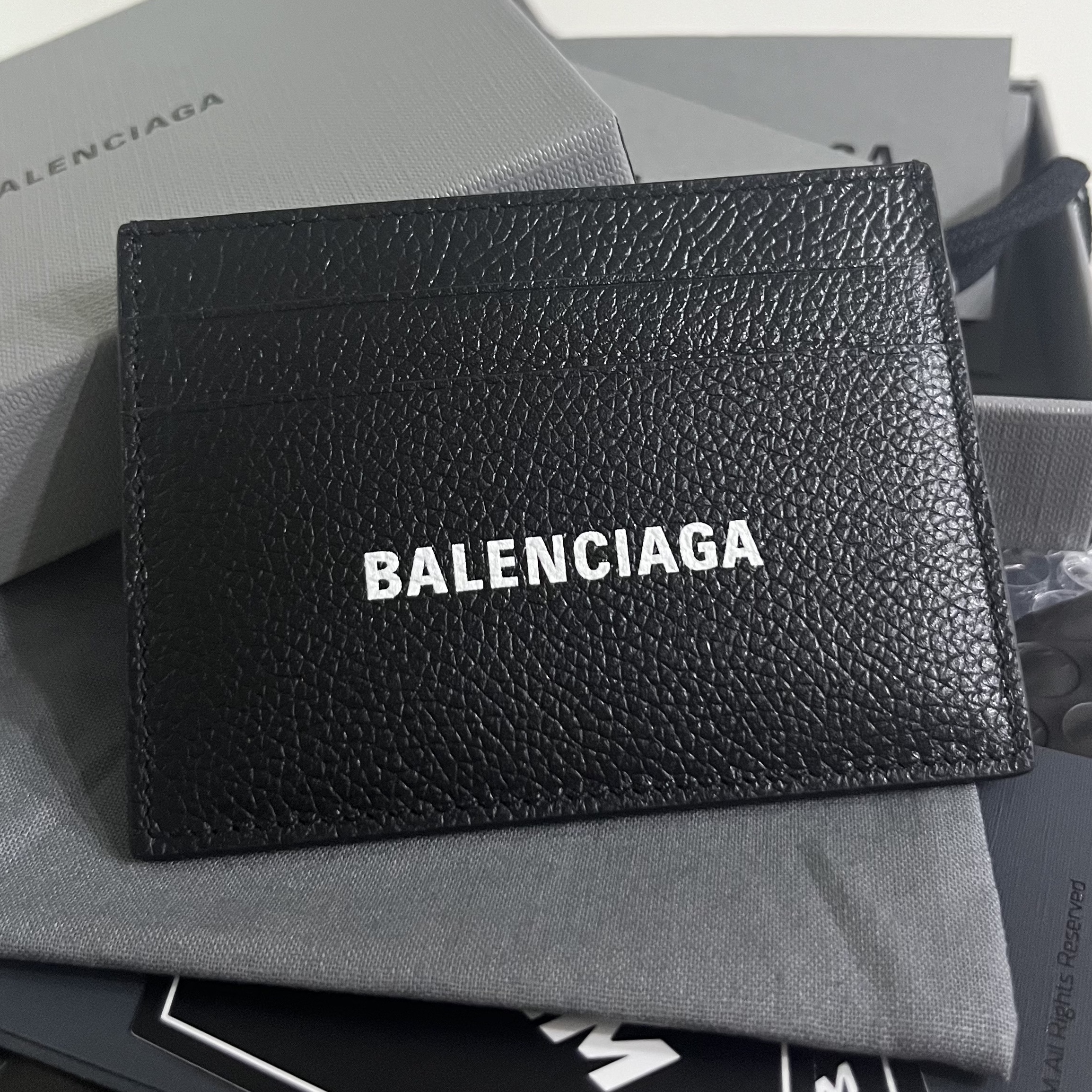 Balenciaga Cash Card Holder Black 착용 스타일