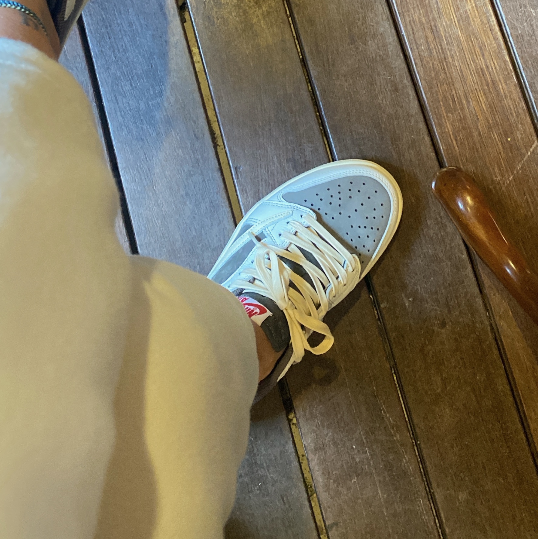 Jordan 1 x Travis Scott Retro Low OG SP Sail and Ridgerock 착용 스타일