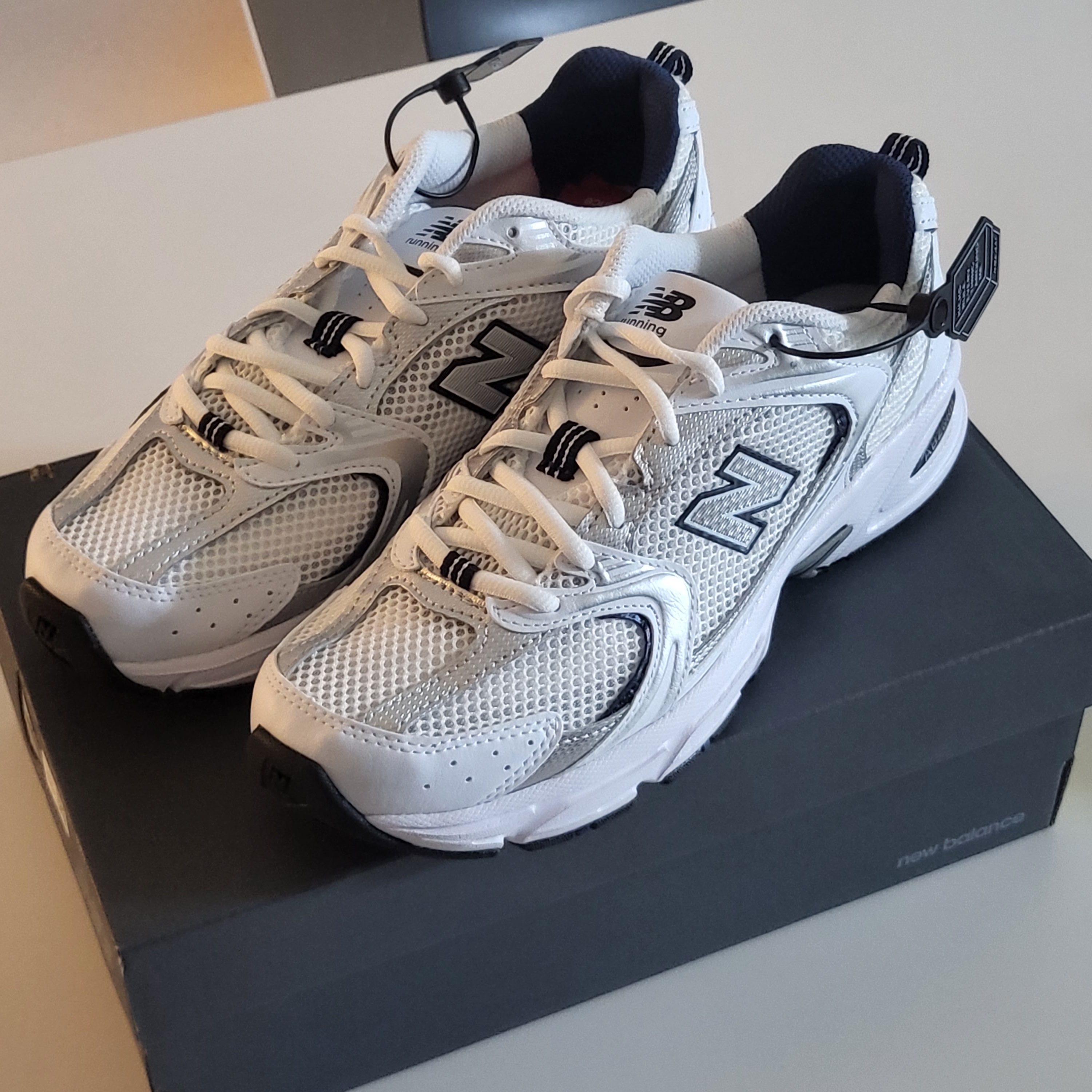 New Balance 530 White 착용 스타일