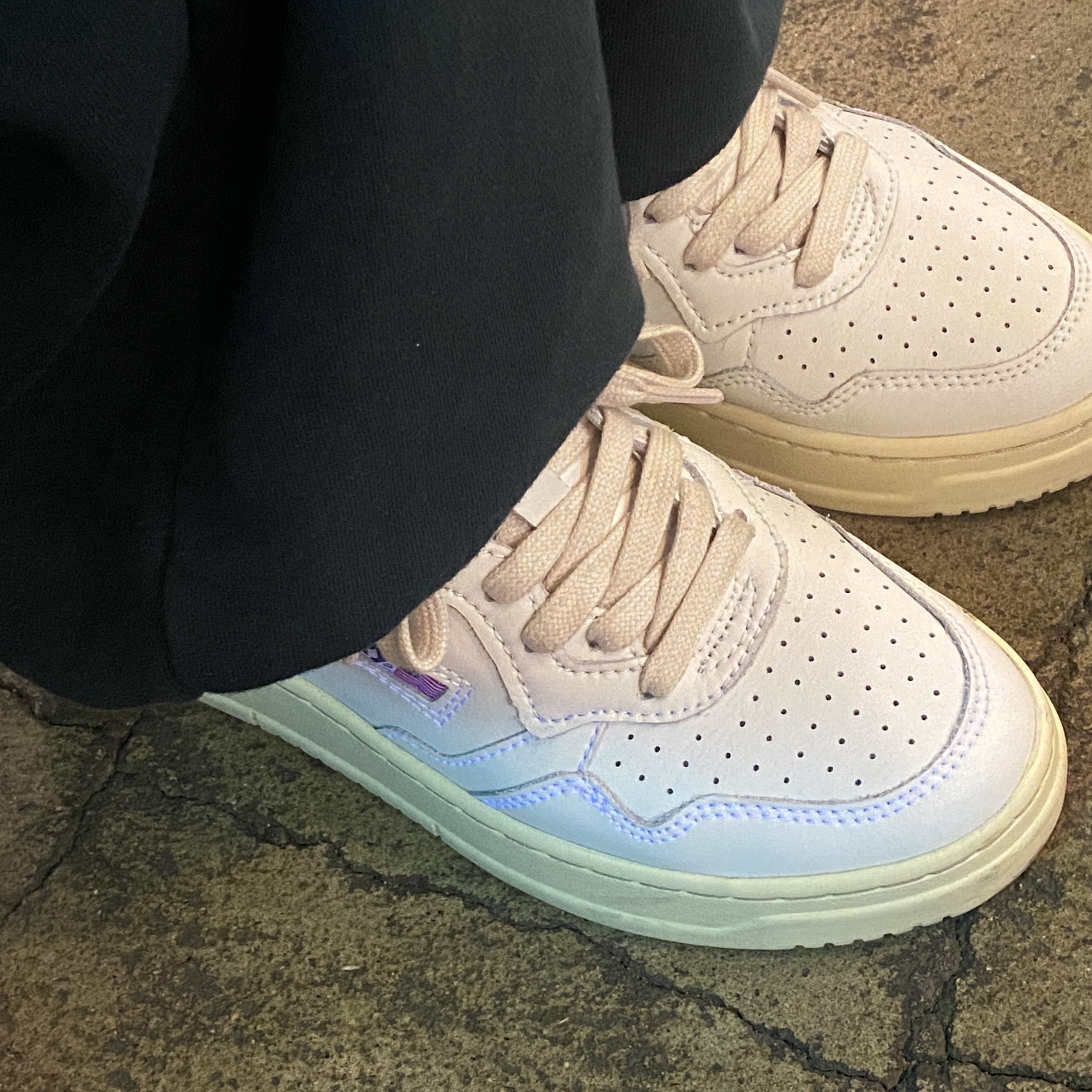 (W) Autry Medalist Low Leather Sneakers White 착용 스타일 - 3