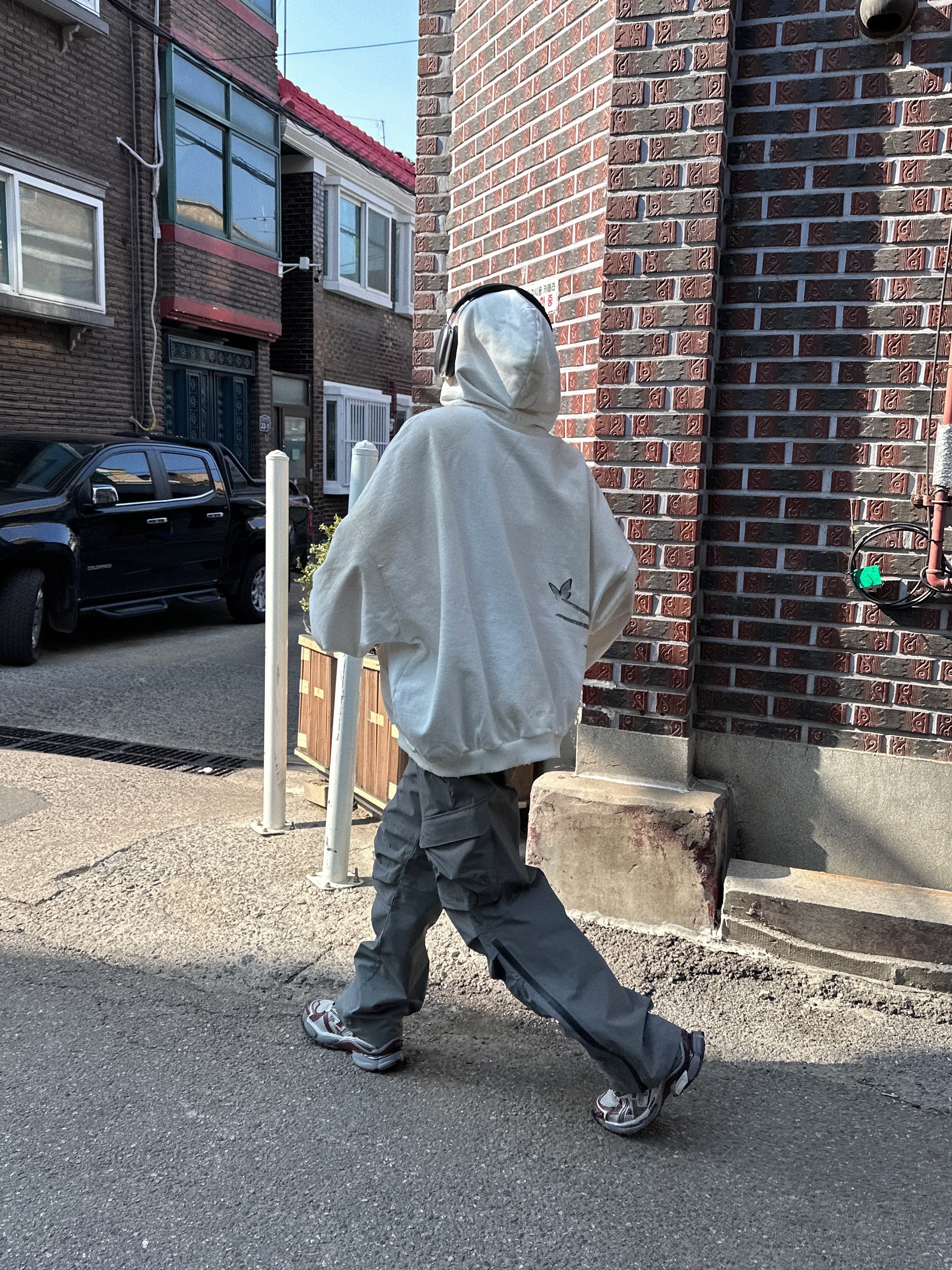 Project G/R x Atmos Etiquette Lesson Vintage Washed Hoodie White, Balenciaga Runner Sneakers Grey Burgundy 착용 스타일 - 2