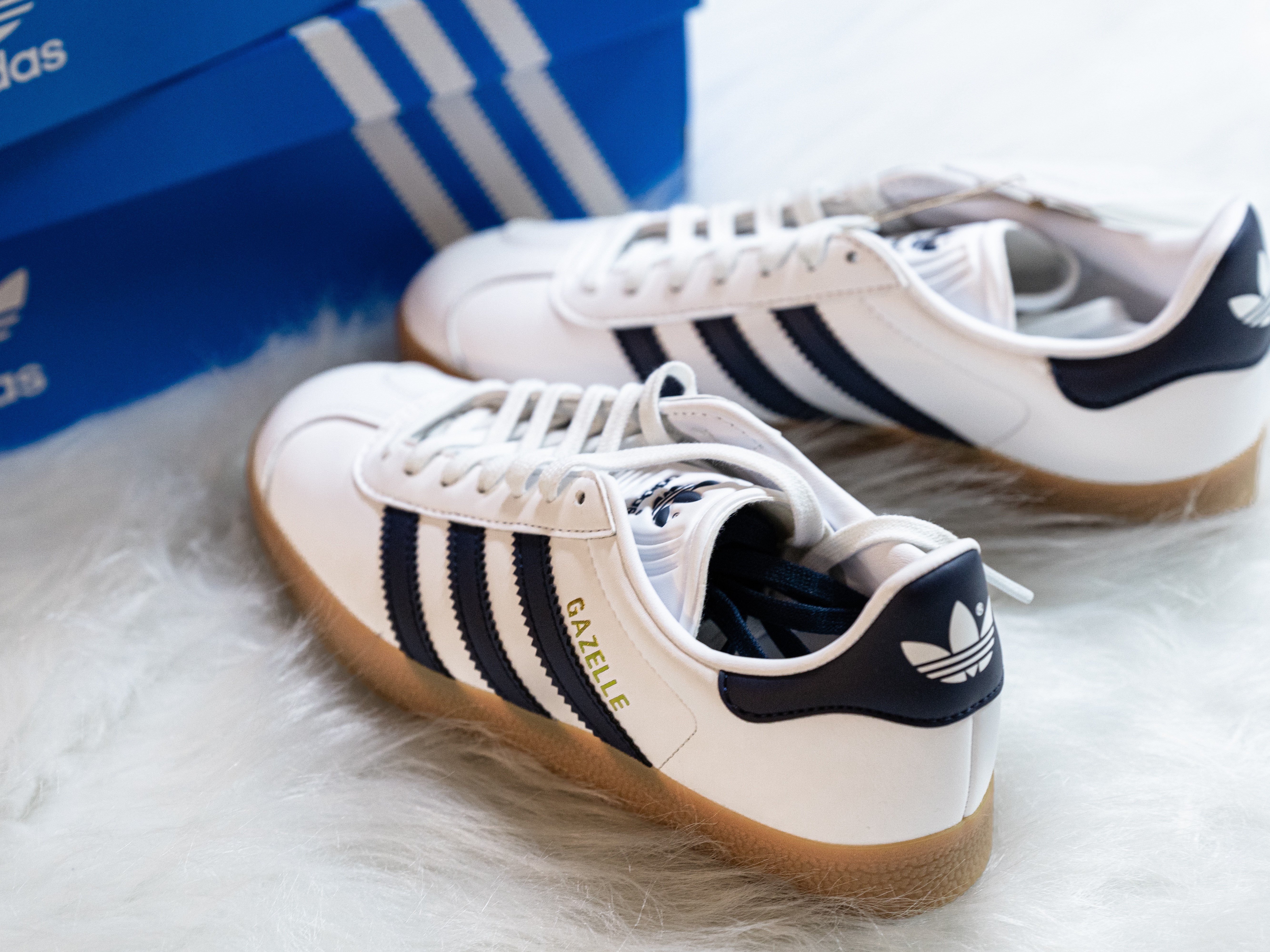 Adidas Gazelle White Collegiate Navy 착용 스타일 - 2
