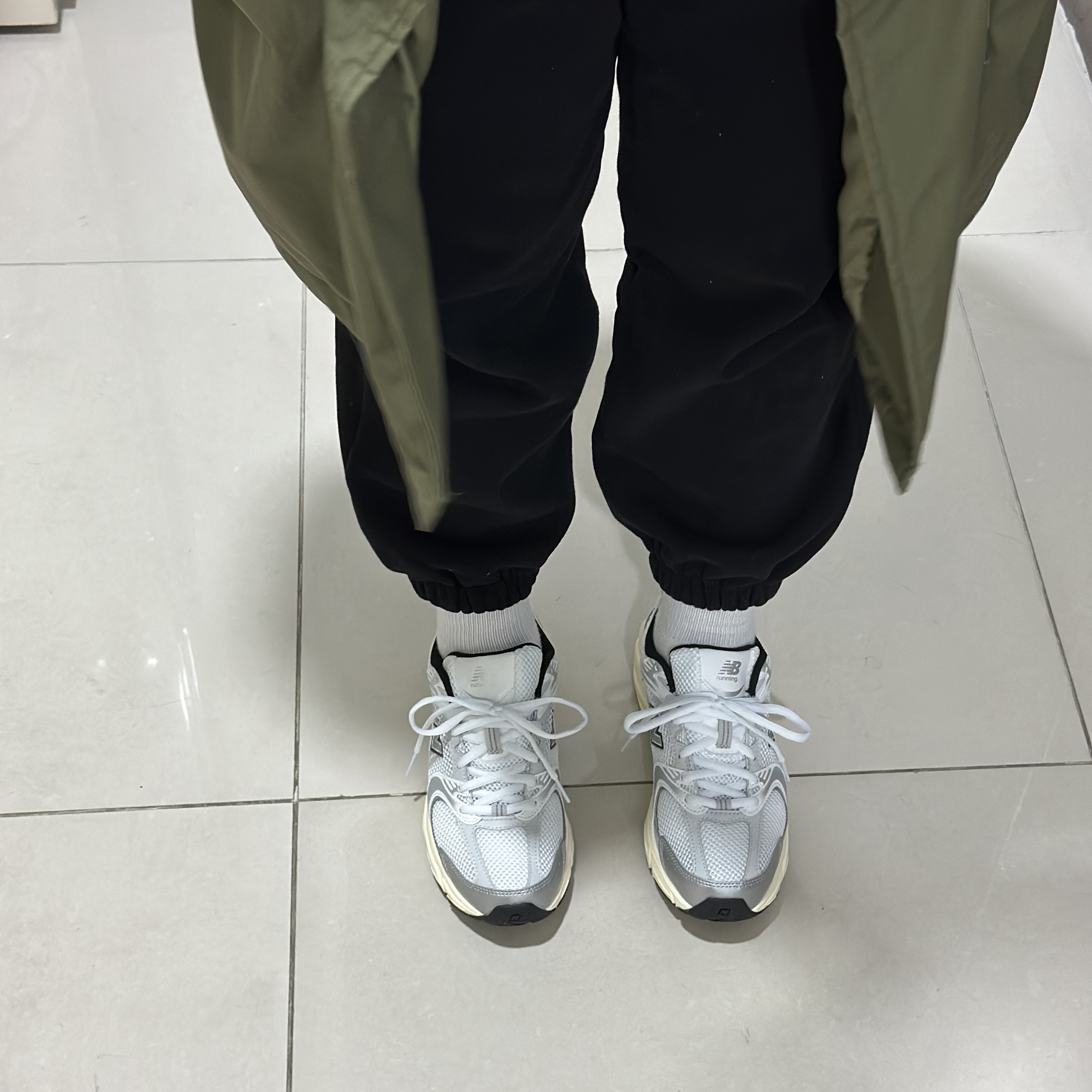 New Balance 530 Silver Cream 착용 스타일 - 4