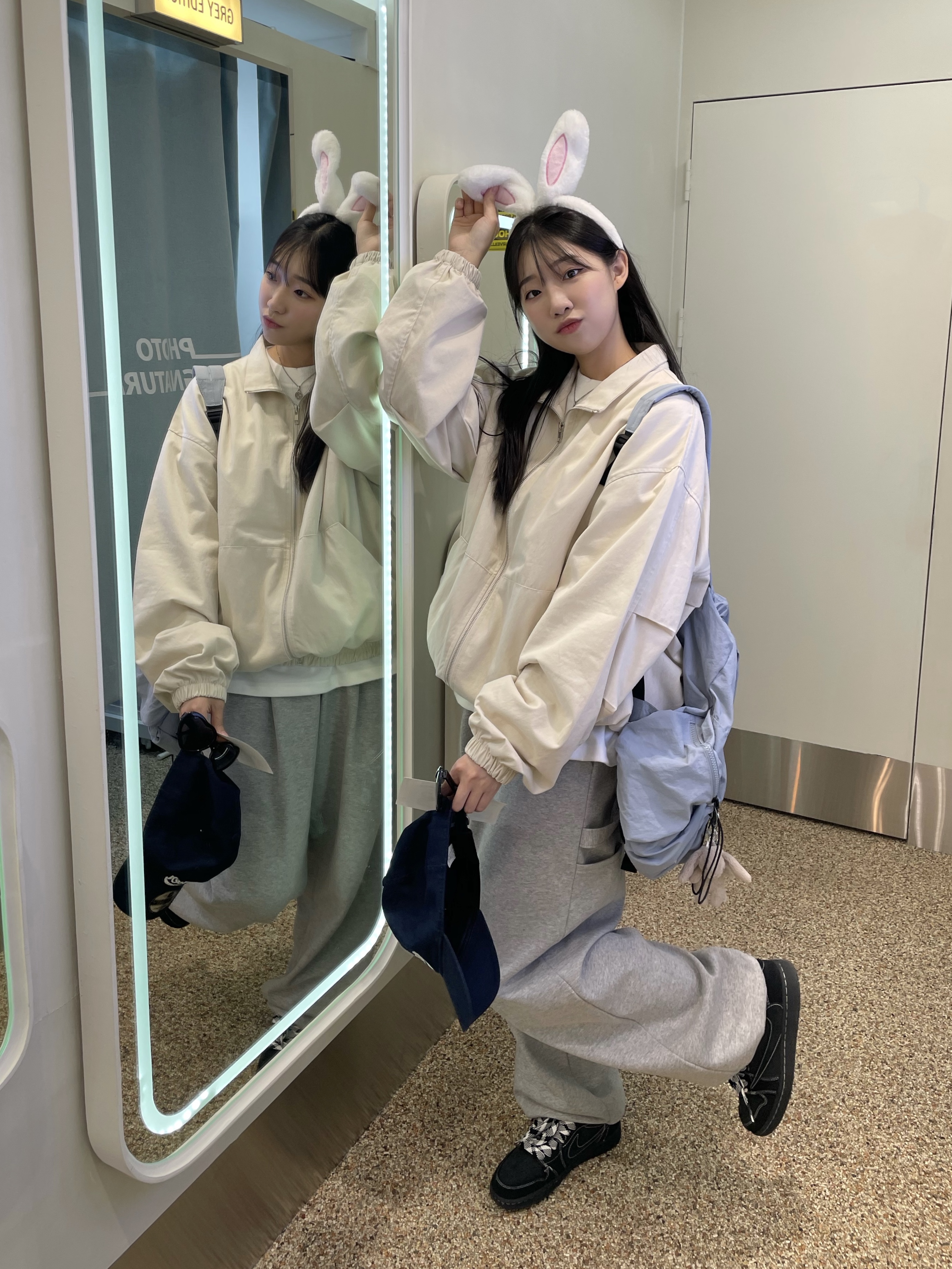 Jordan 1 x Travis Scott Retro Low OG SP Black Phantom, Jellycat Bashful Bunny Bag Charm Beige 착용 스타일