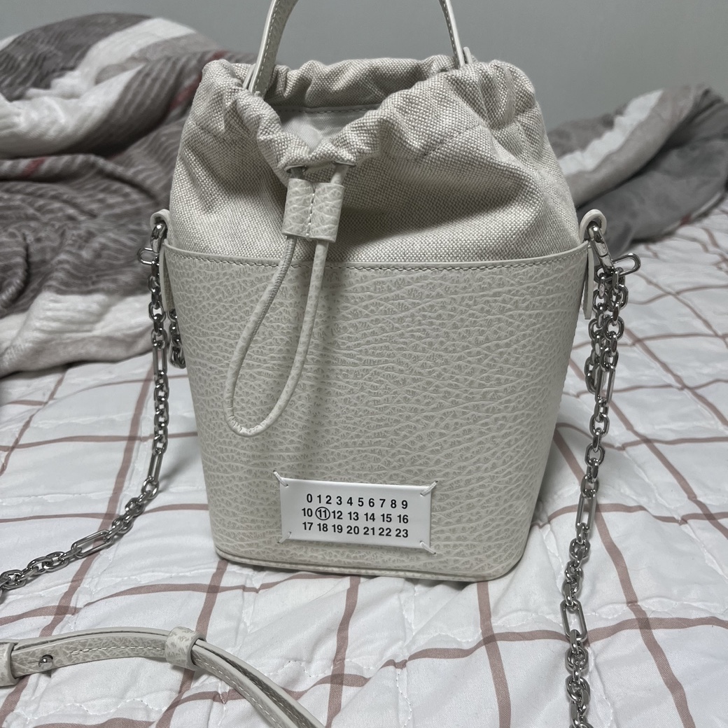 Maison Margiela 5AC Bucket Bag Greige 착용 스타일