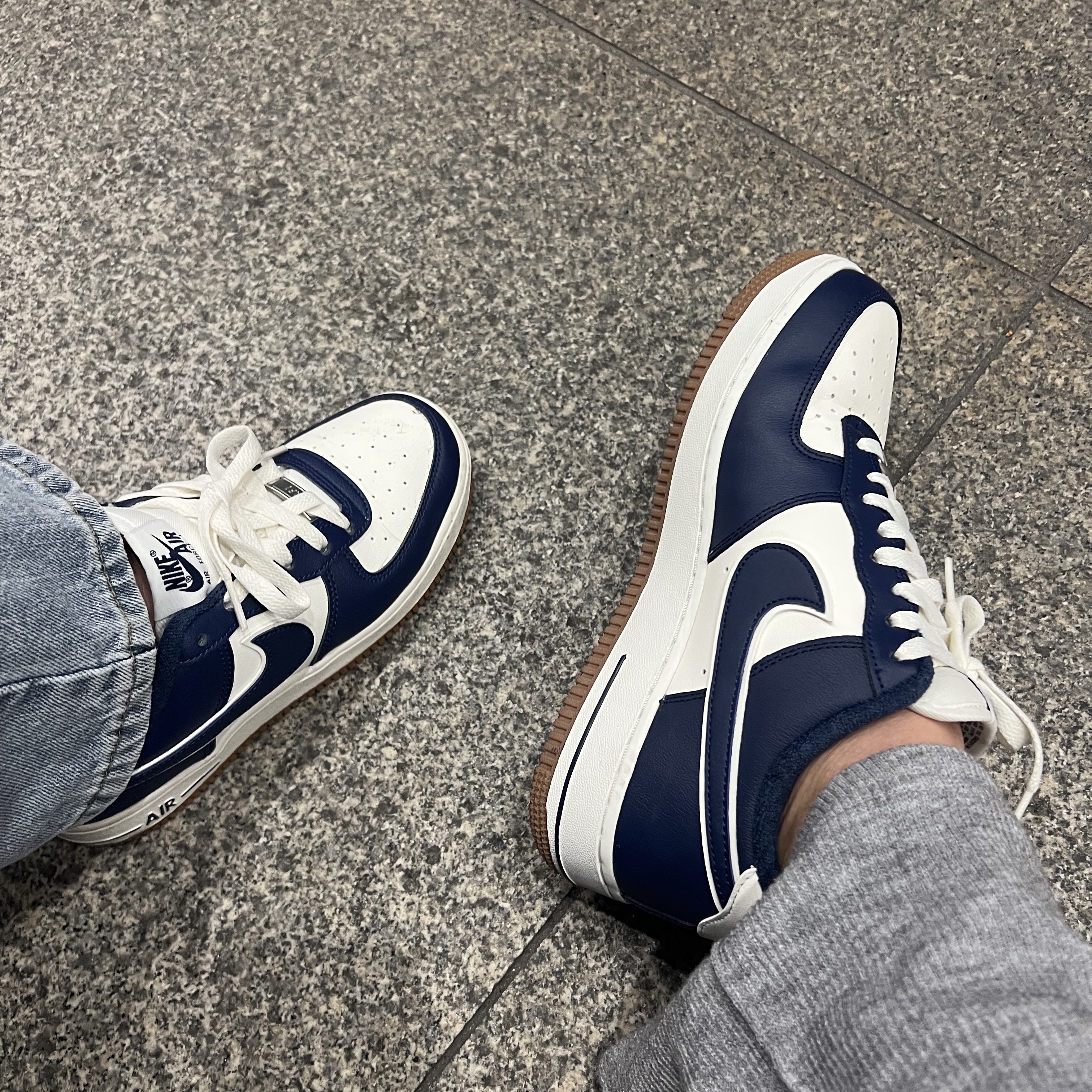 Nike Air Force 1 '07 LV8 Midnight Navy 착용 스타일