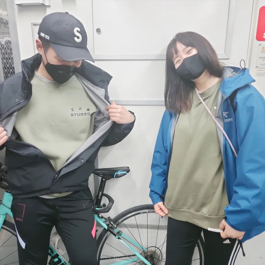 IAB Studio Sweatshirt Olive Green - 19FW 착용 스타일