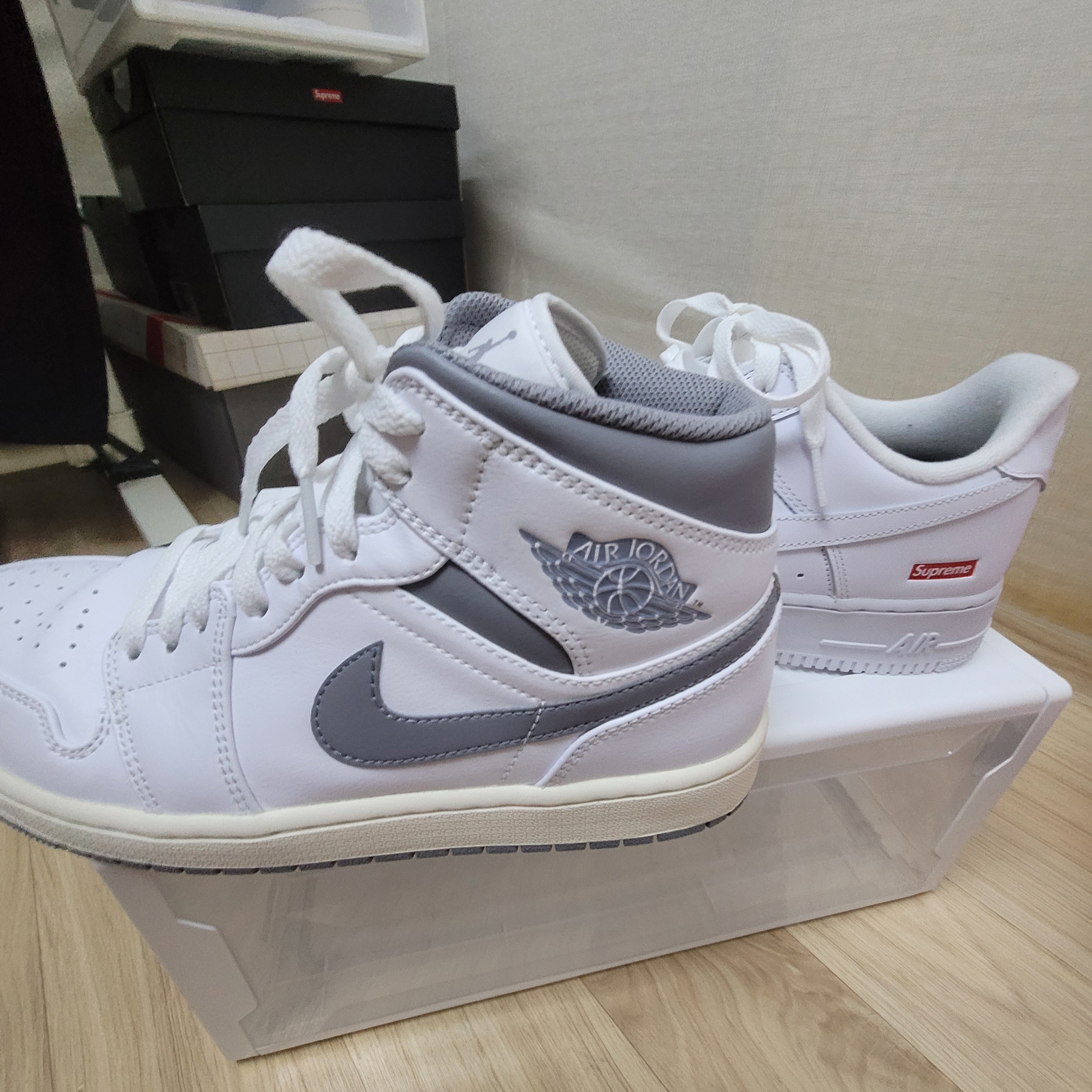 Nike x Supreme Air Force 1 Low White, Jordan 1 Mid White Stealth 착용 스타일 - 1