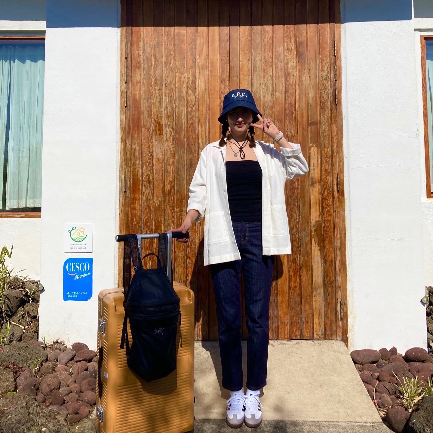 Adidas Samba Vegan White Black, A.P.C. Golf Jean's Bucket Hat Black 착용 스타일 - 3