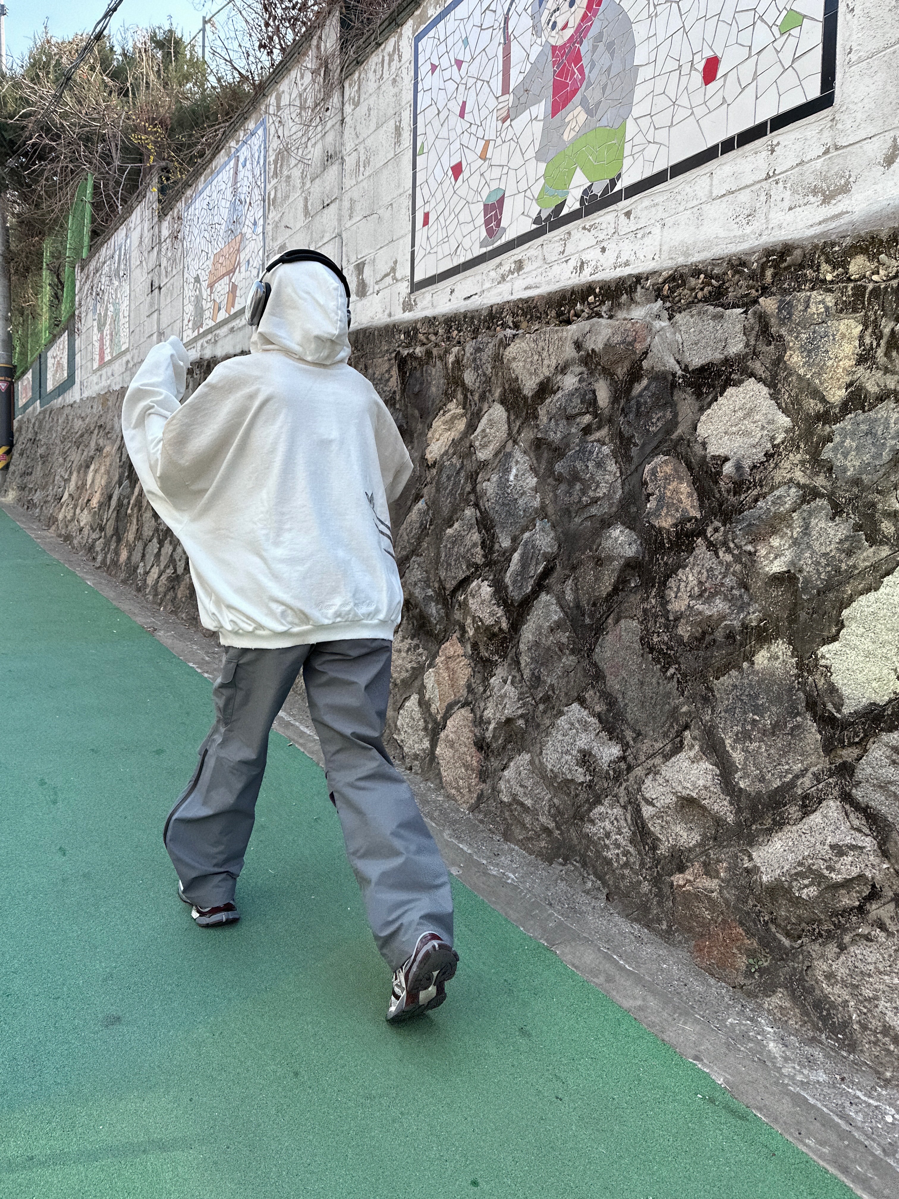 Project G/R x Atmos Etiquette Lesson Vintage Washed Hoodie White, Balenciaga Runner Sneakers Grey Burgundy 착용 스타일 - 5