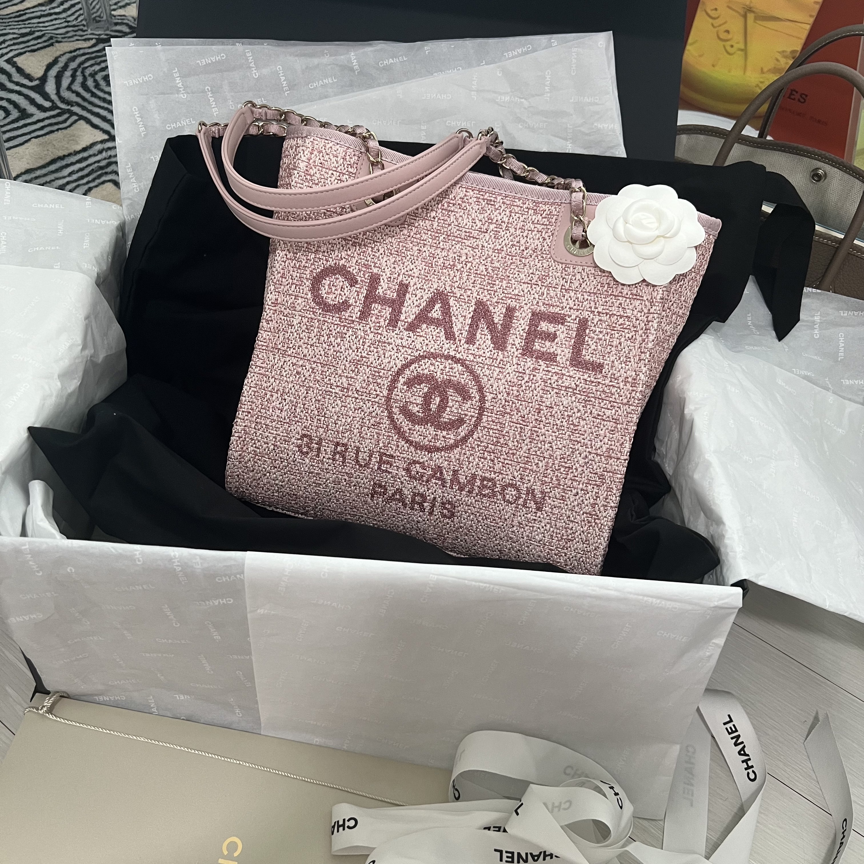 Chanel Small Shopping Bag Cotton Nylon Lurex Calfskin & Gold Pink 착용 스타일