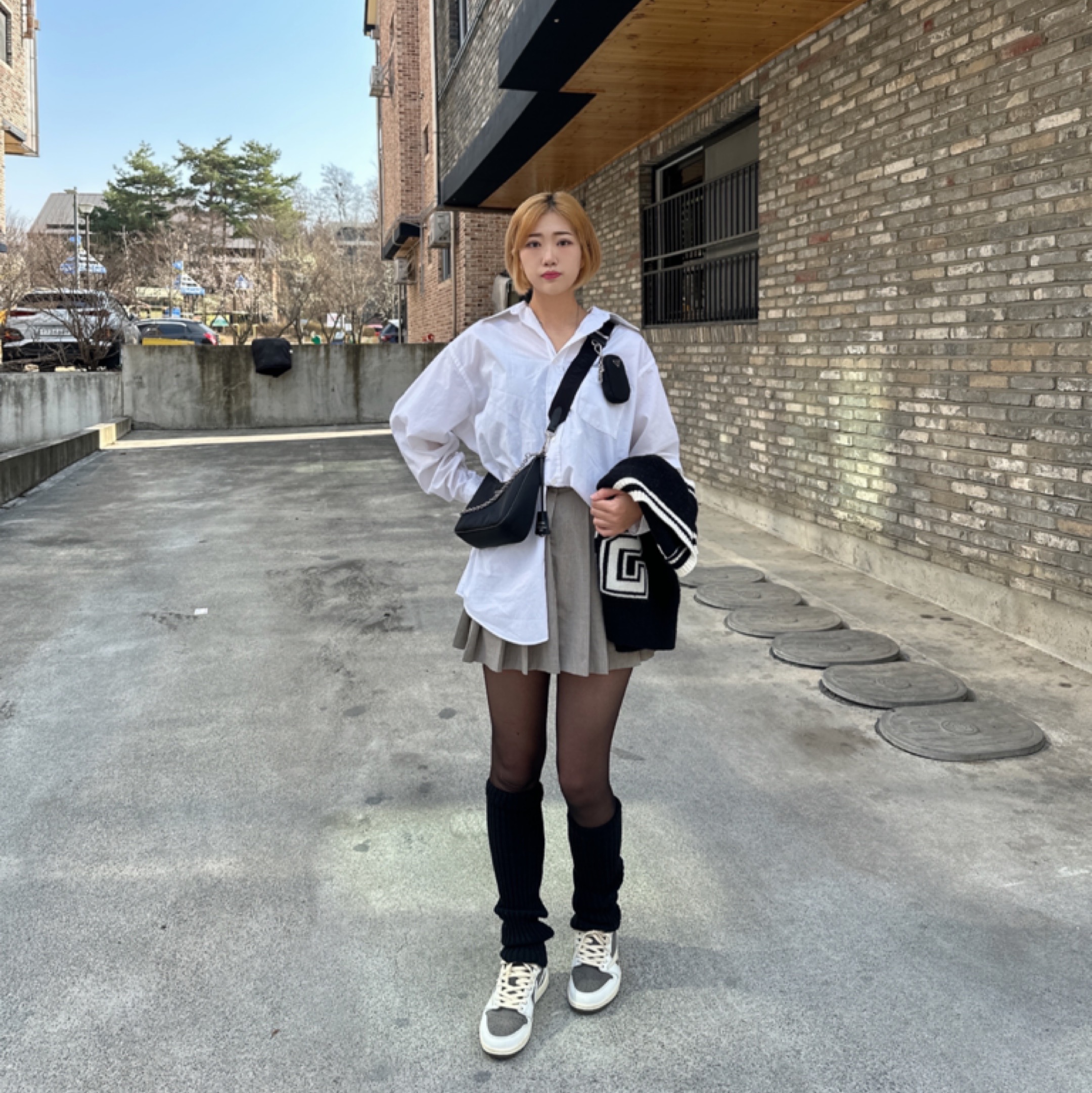 Jordan 1 x Travis Scott Retro Low OG SP Sail and Ridgerock, Prada Re-Edition 2005 Re-Nylon Shoulder Bag Black 착용 스타일 - 2