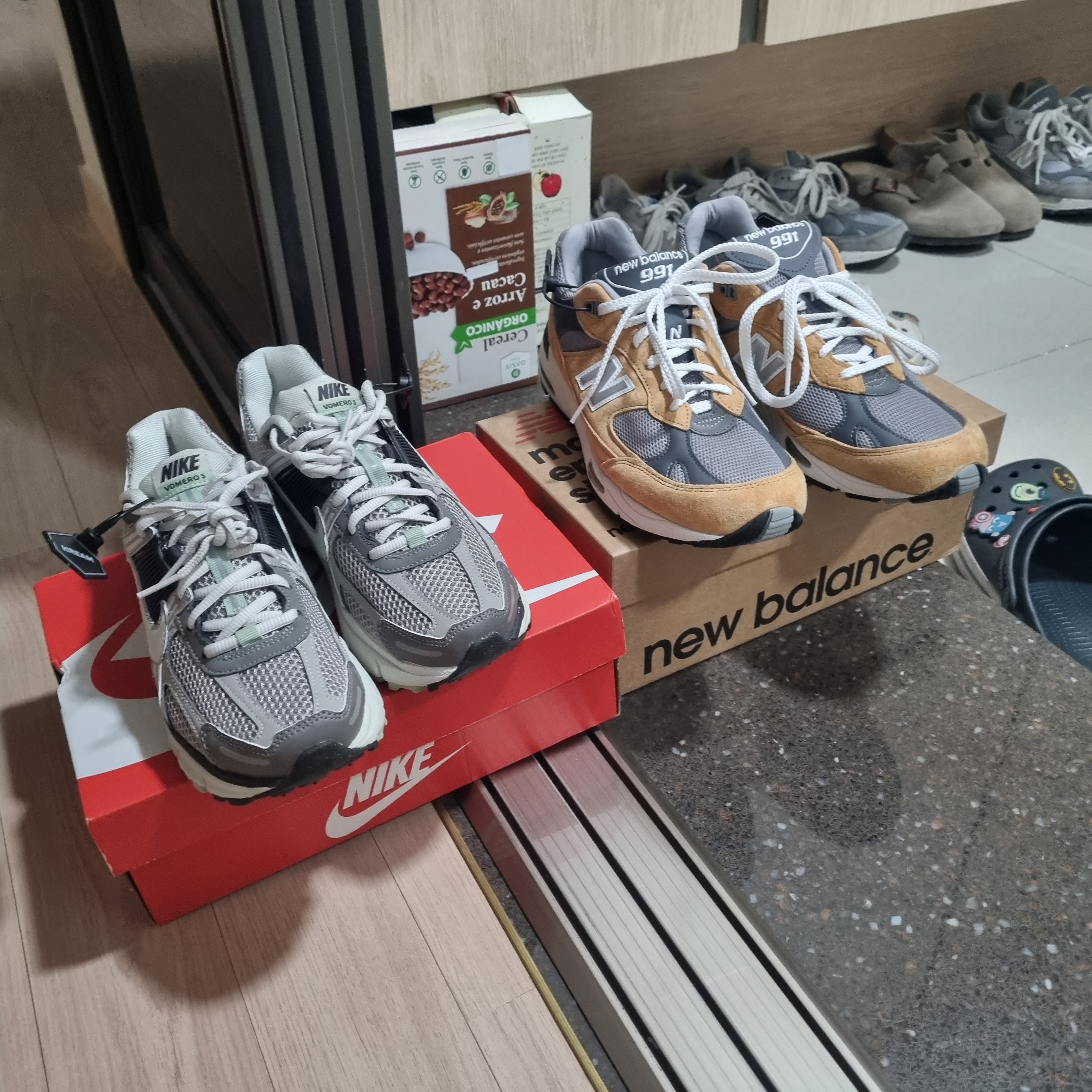 New Balance 991 Made in UK Tan Grey, (W) Nike Zoom Vomero 5 Cobblestone and Flat Pewter 착용 스타일 - 1