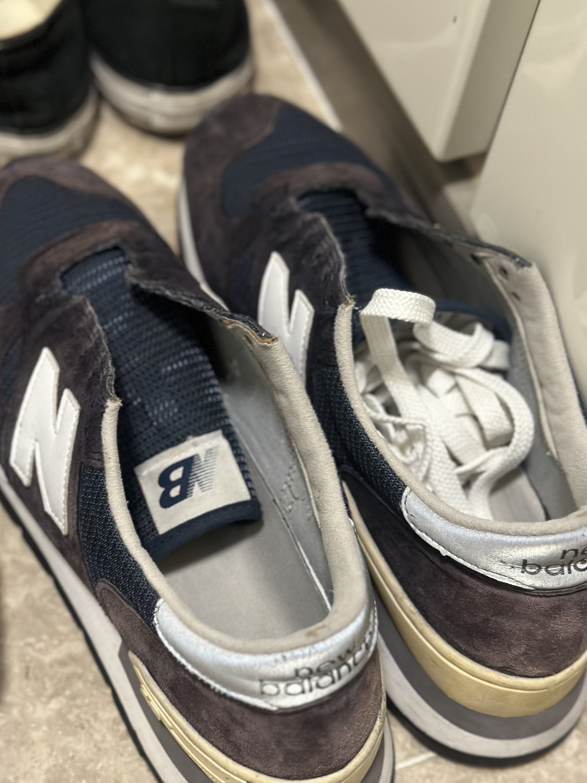 New Balance 990v1 Made in USA Navy 착용 스타일 - 2