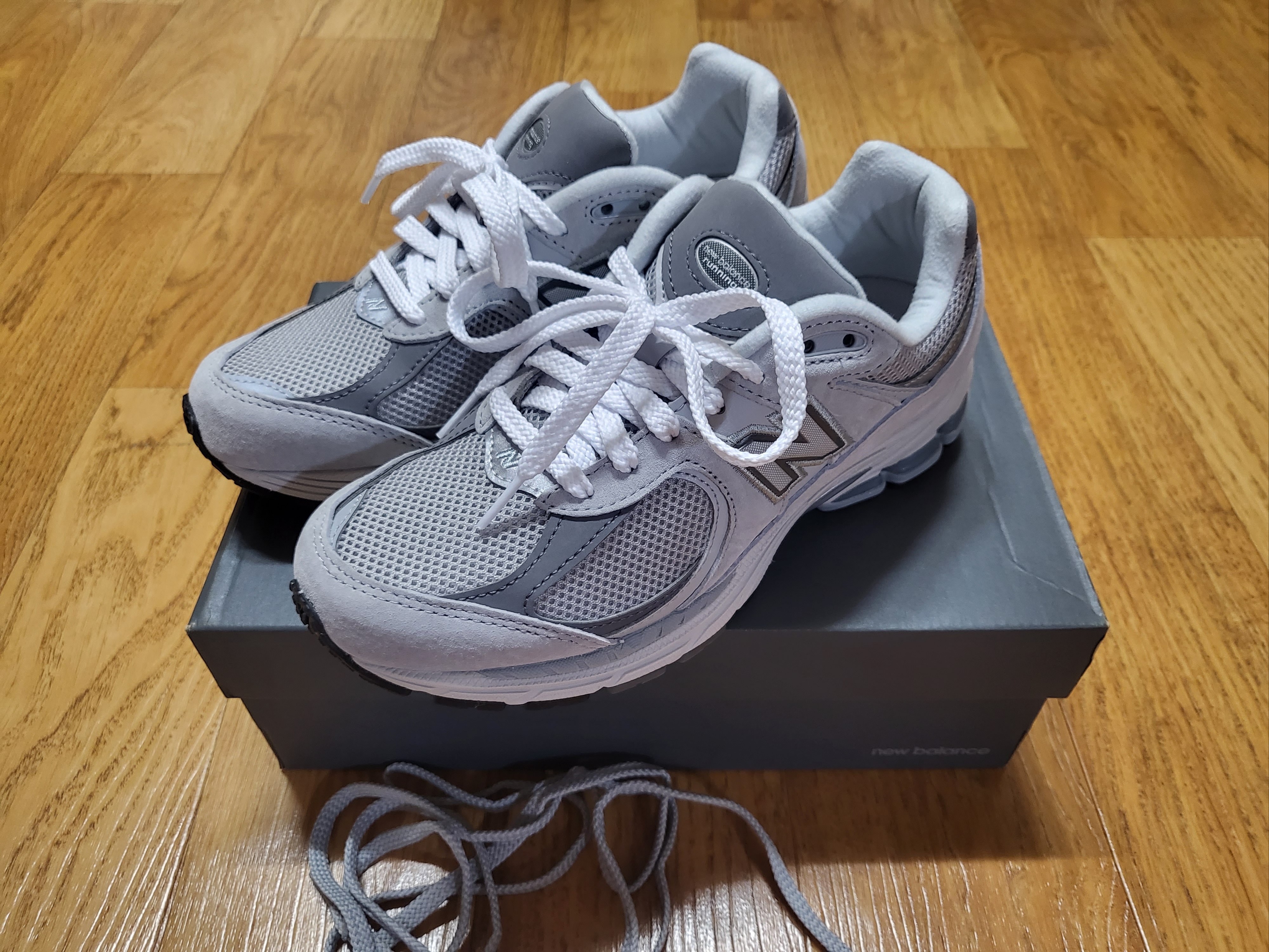 New Balance 2002R T2 Gray 착용 스타일 - 1