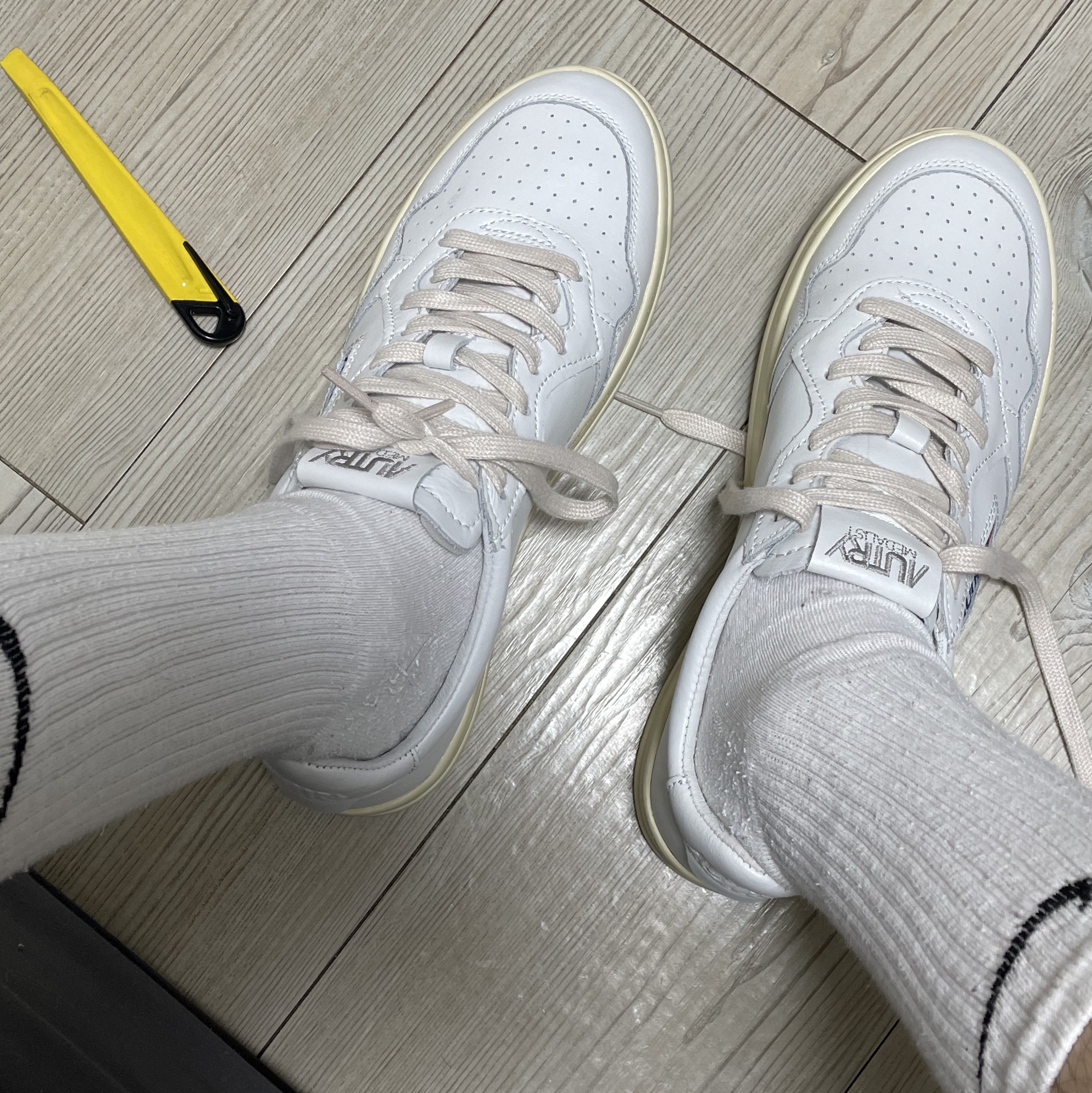 Autry Medalist Low Leather Sneakers White 착용 스타일 - 2