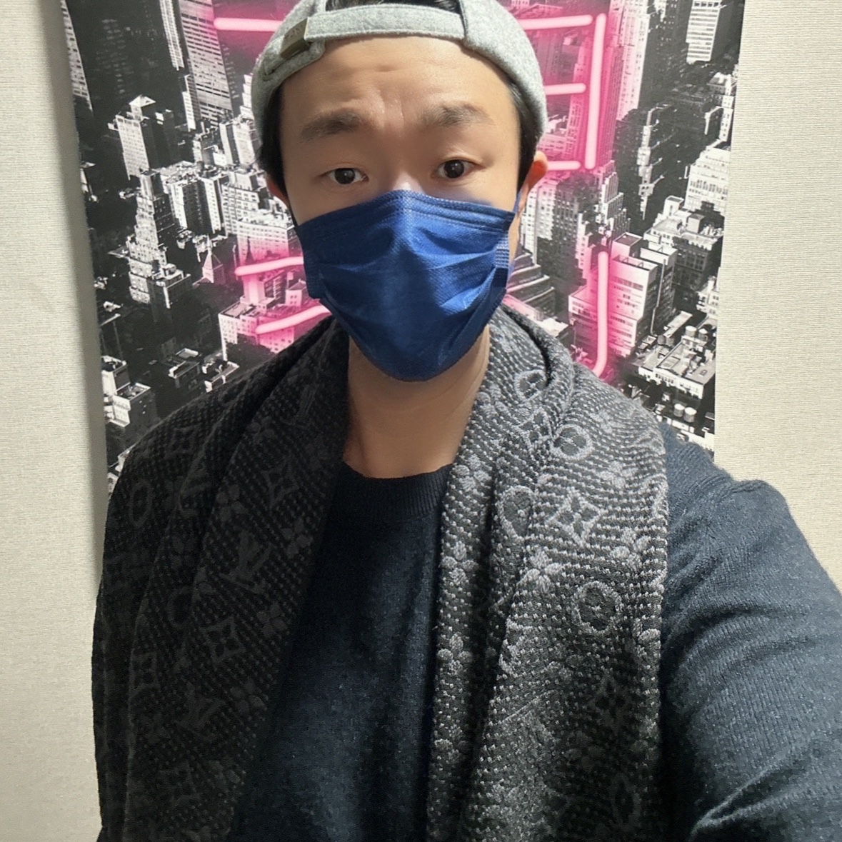Louis Vuitton Monogram Classic Muffler Charcoal Grey 착용 스타일 - 1