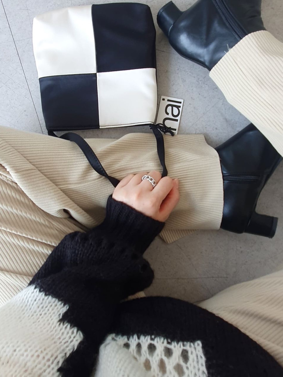 Hai Vera Bag Black Ivory 착용 스타일 - 2