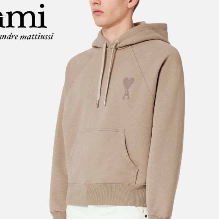 AMI de Coeur Tone-On-Tone Hoodie Beige Fonce 착용 스타일 - 2
