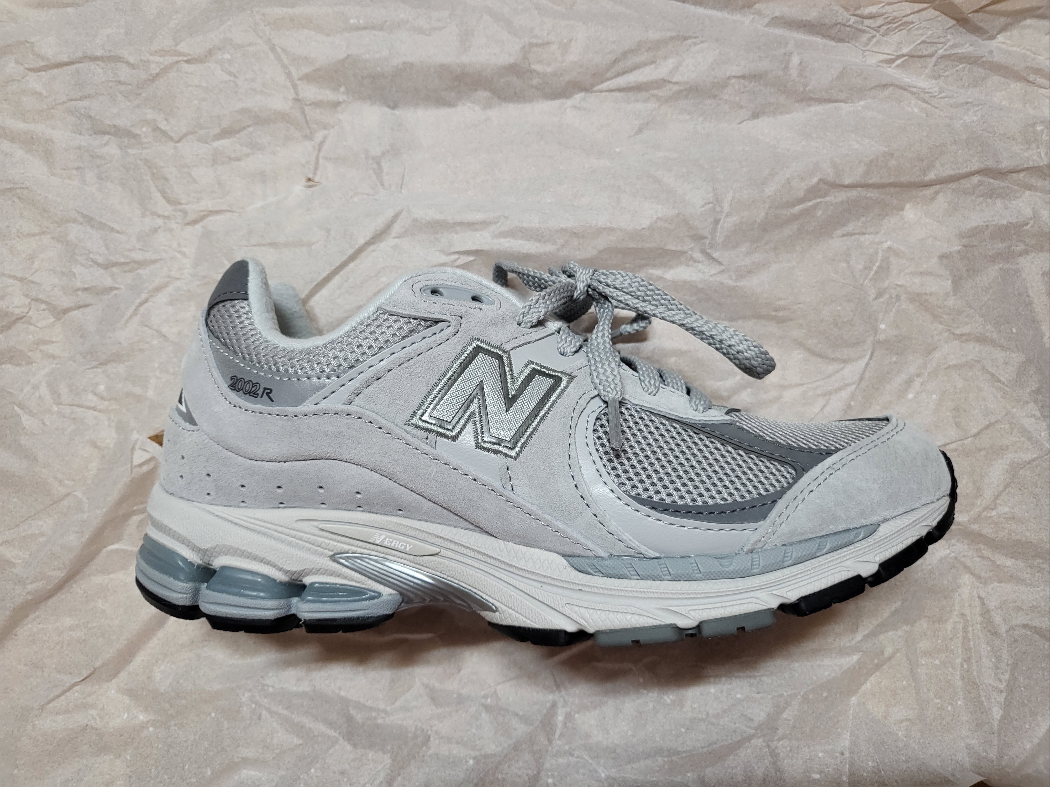 New Balance 2002R T2 Gray 착용 스타일 - 3