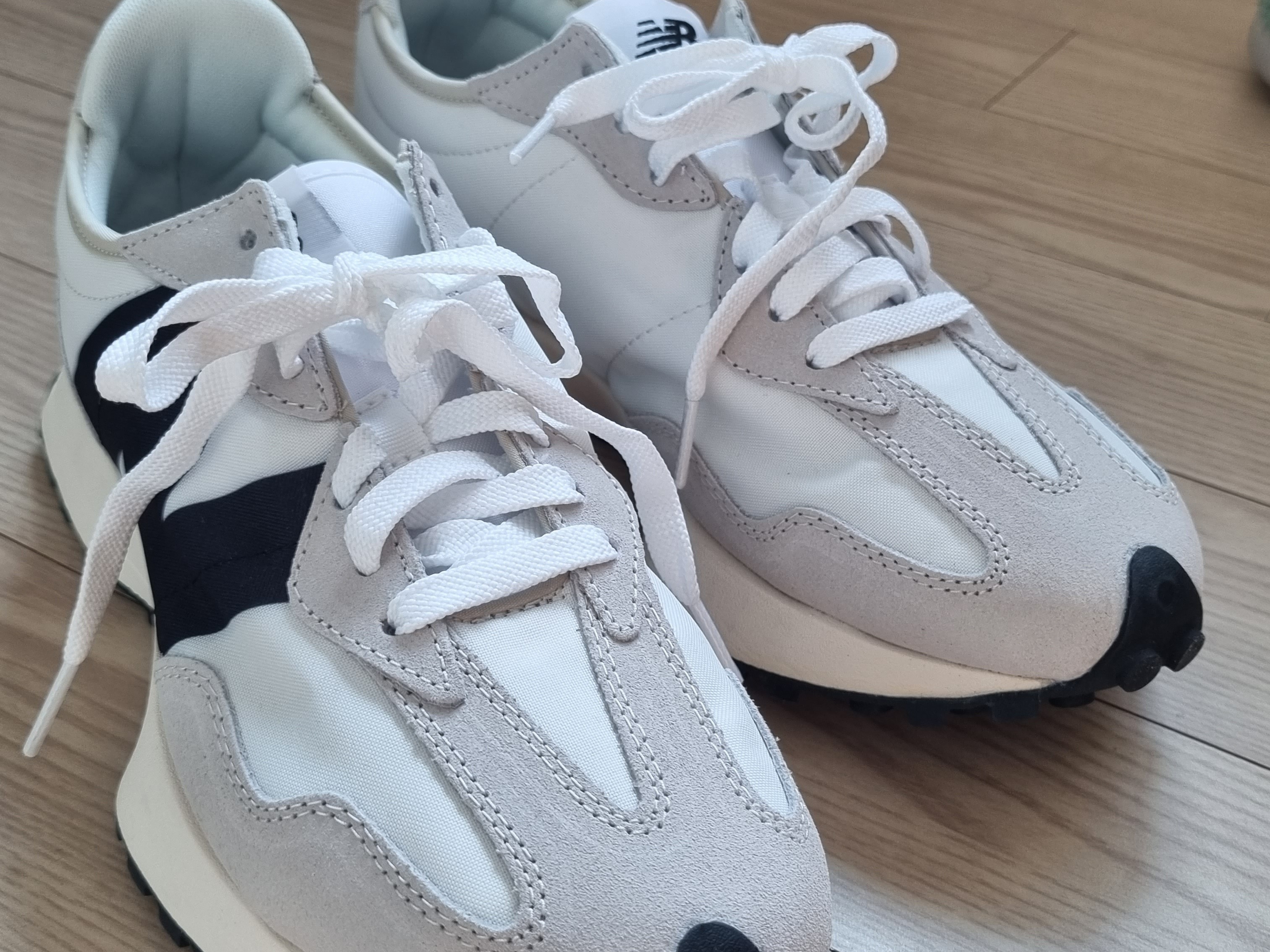 New Balance 327 White Black 착용 스타일 - 2