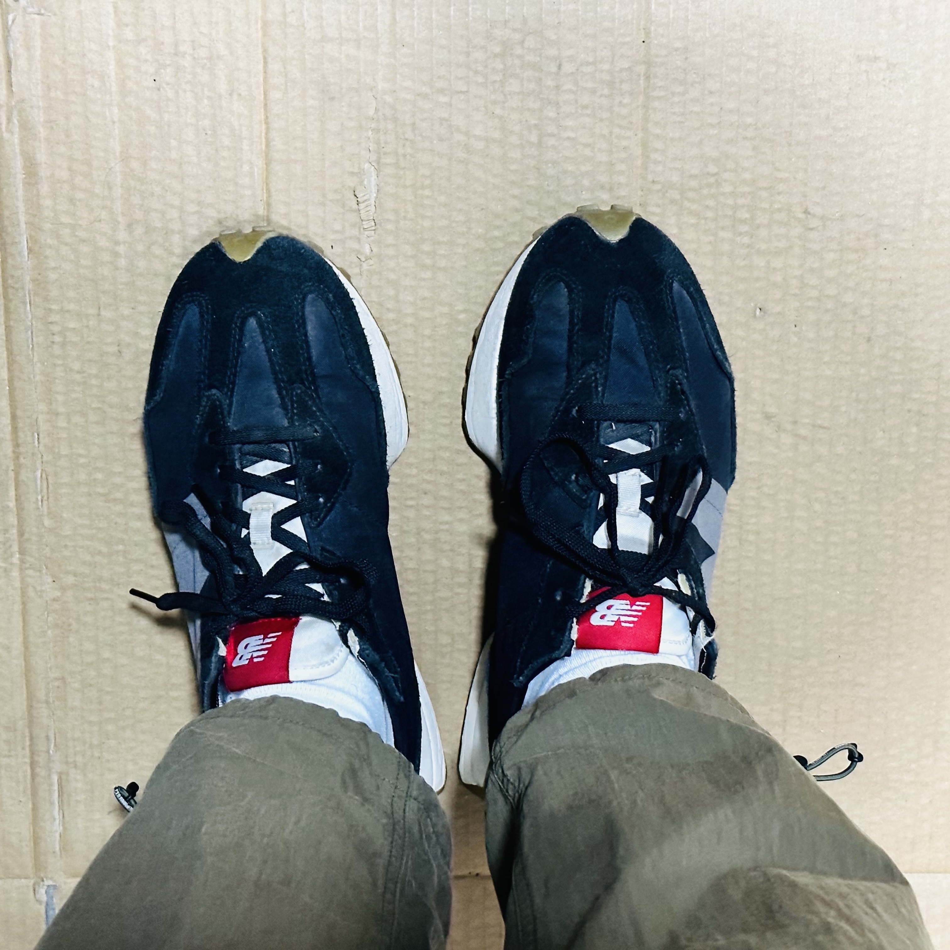 New Balance 327 Black Grey Gum 착용 스타일