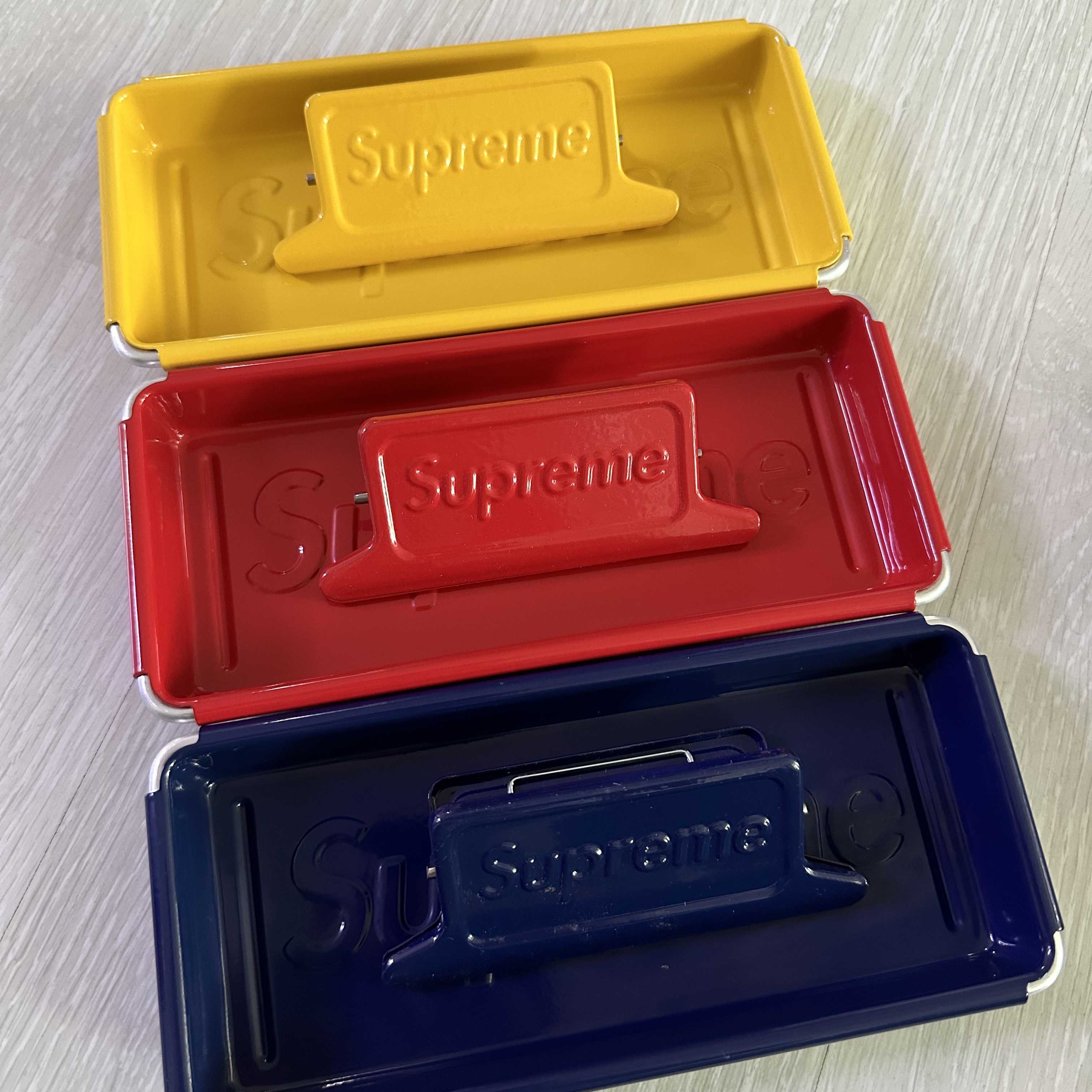 Supreme x Dulton Small Clips Multicolor (Set Of 3), Supreme x Dulton Tray Red - 23SS 착용 스타일
