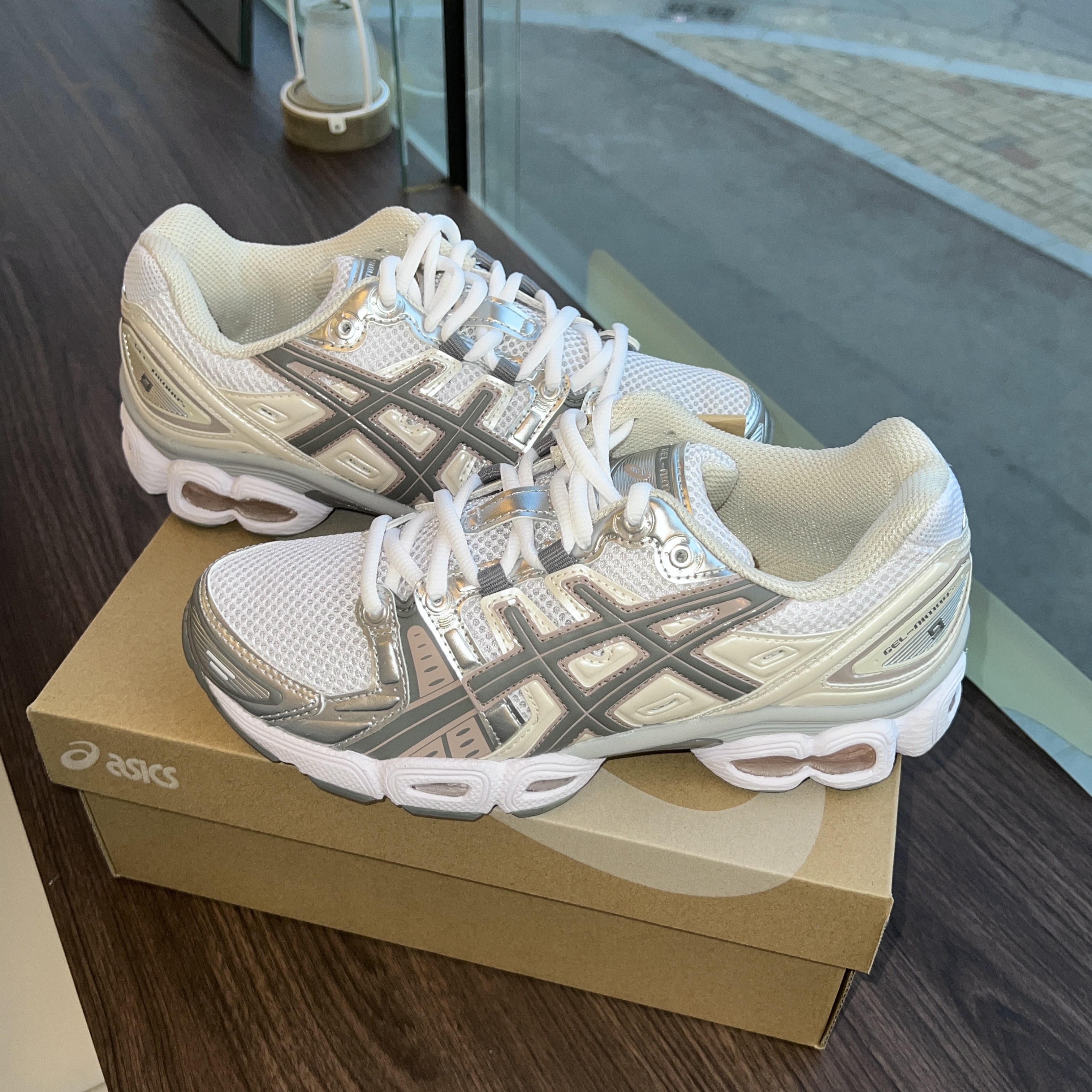 (W) Asics Gel-Nimbus 9 White Oatmeal, (W) Adidas Gazelle Bold Pink Glow Victory Blue 착용 스타일 - 2