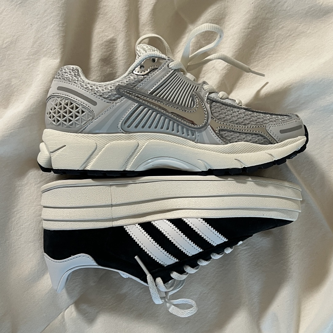 (W) Adidas Gazelle Bold Core Black Cloud White, (W) Nike Zoom Vomero 5 Photon Dust and Metallic Silver 착용 스타일 - 4