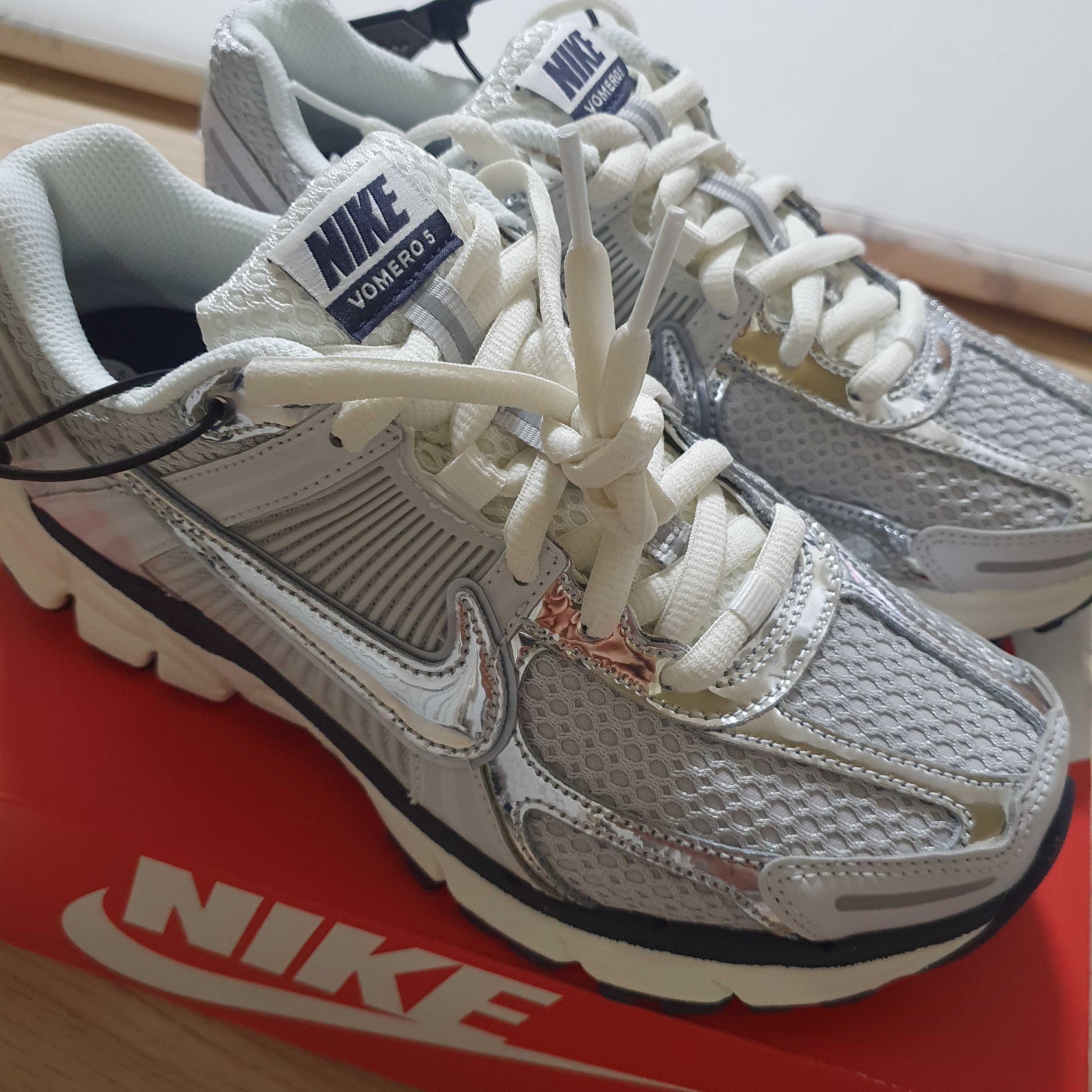 (W) Nike Zoom Vomero 5 Photon Dust and Metallic Silver 착용 스타일