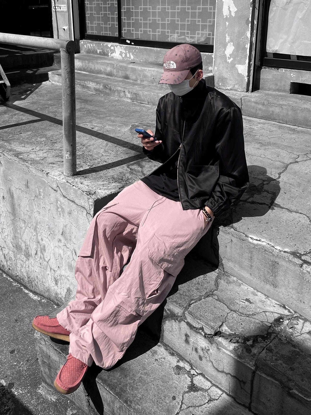 Clarks x Supreme Woven Wallabee Pink 착용 스타일 - 1