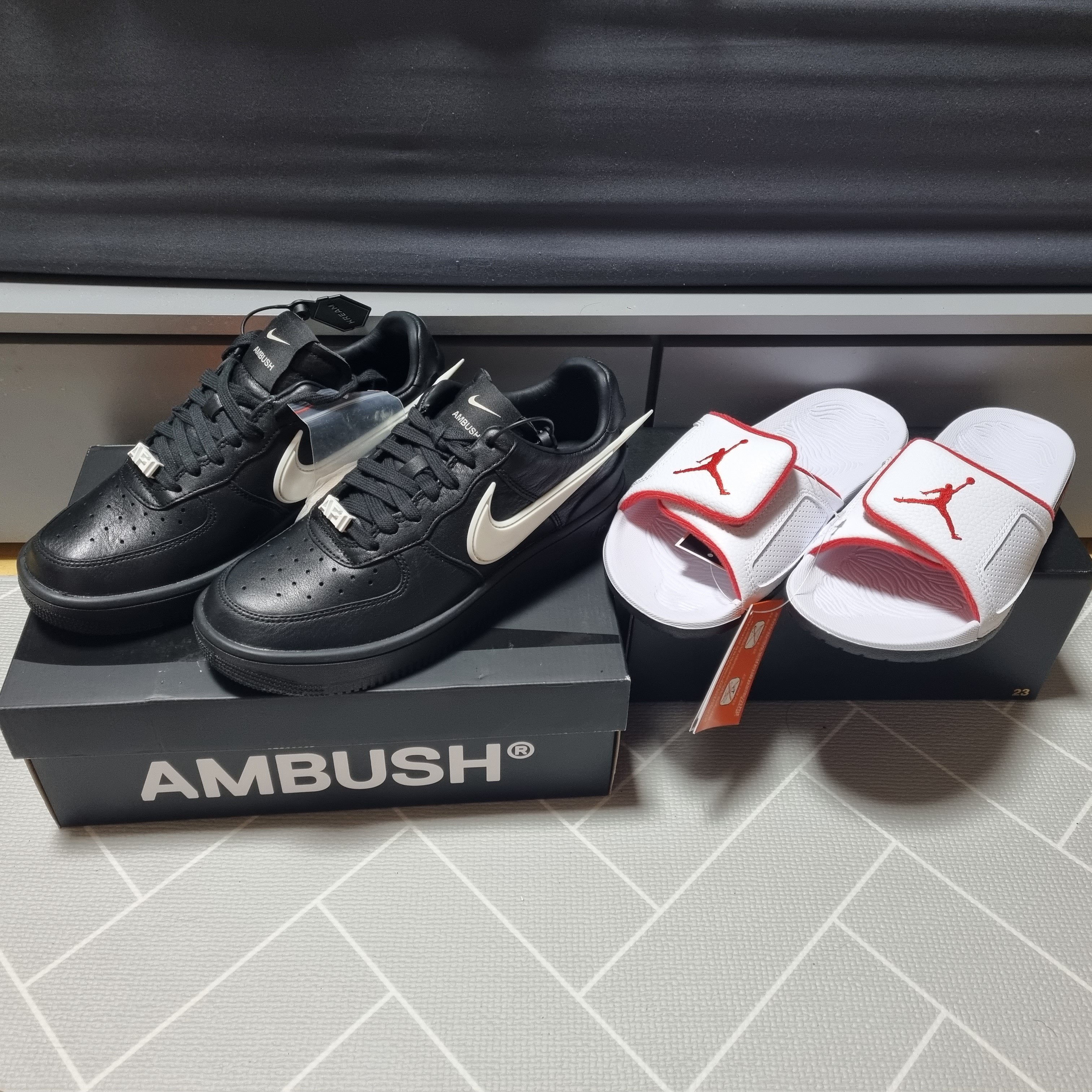 Jordan Hydro 3 Retro Cement White and University Red, Nike x Ambush Air Force 1 Low SP Black 착용 스타일