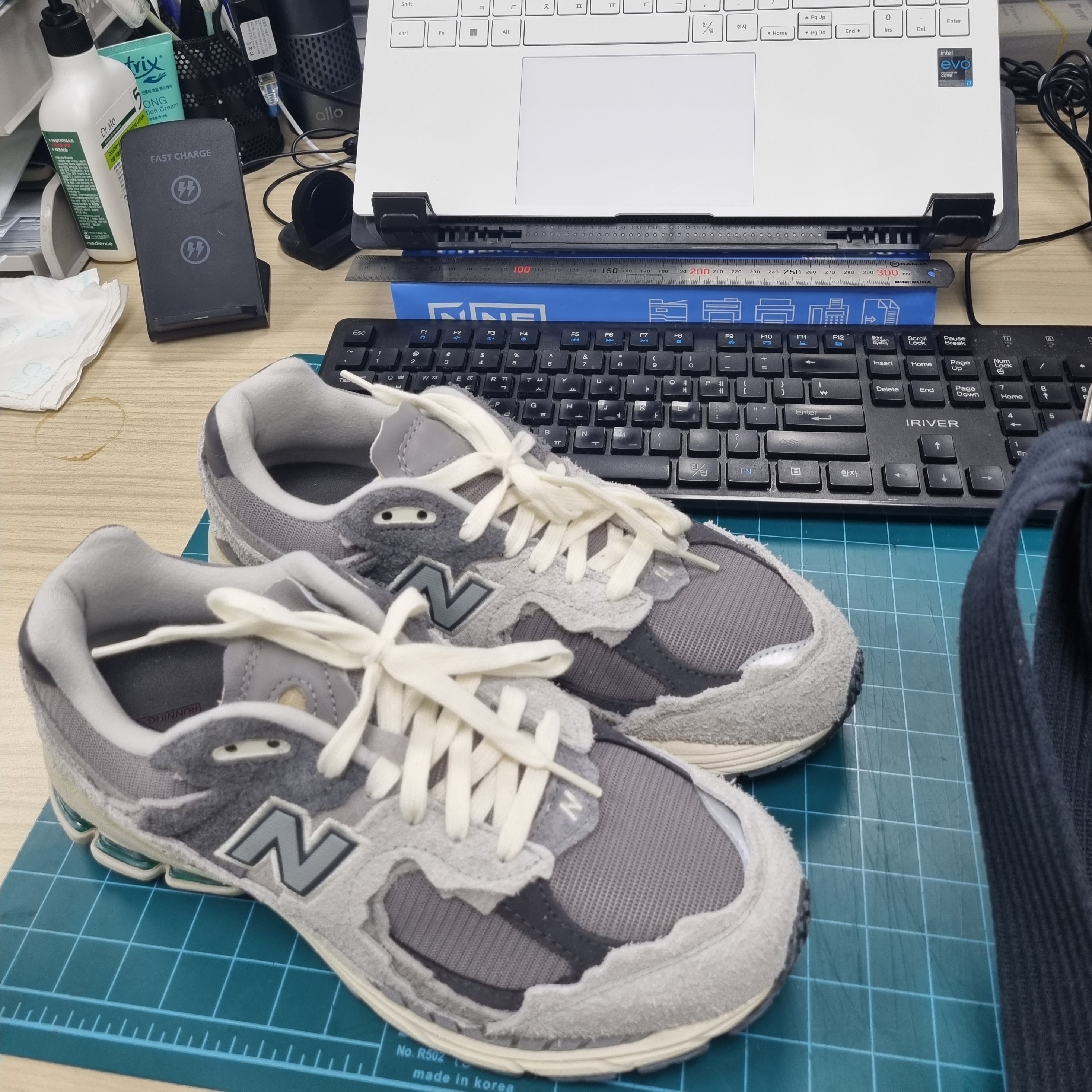 New Balance 2002R Protection Pack Rain Cloud 착용 스타일