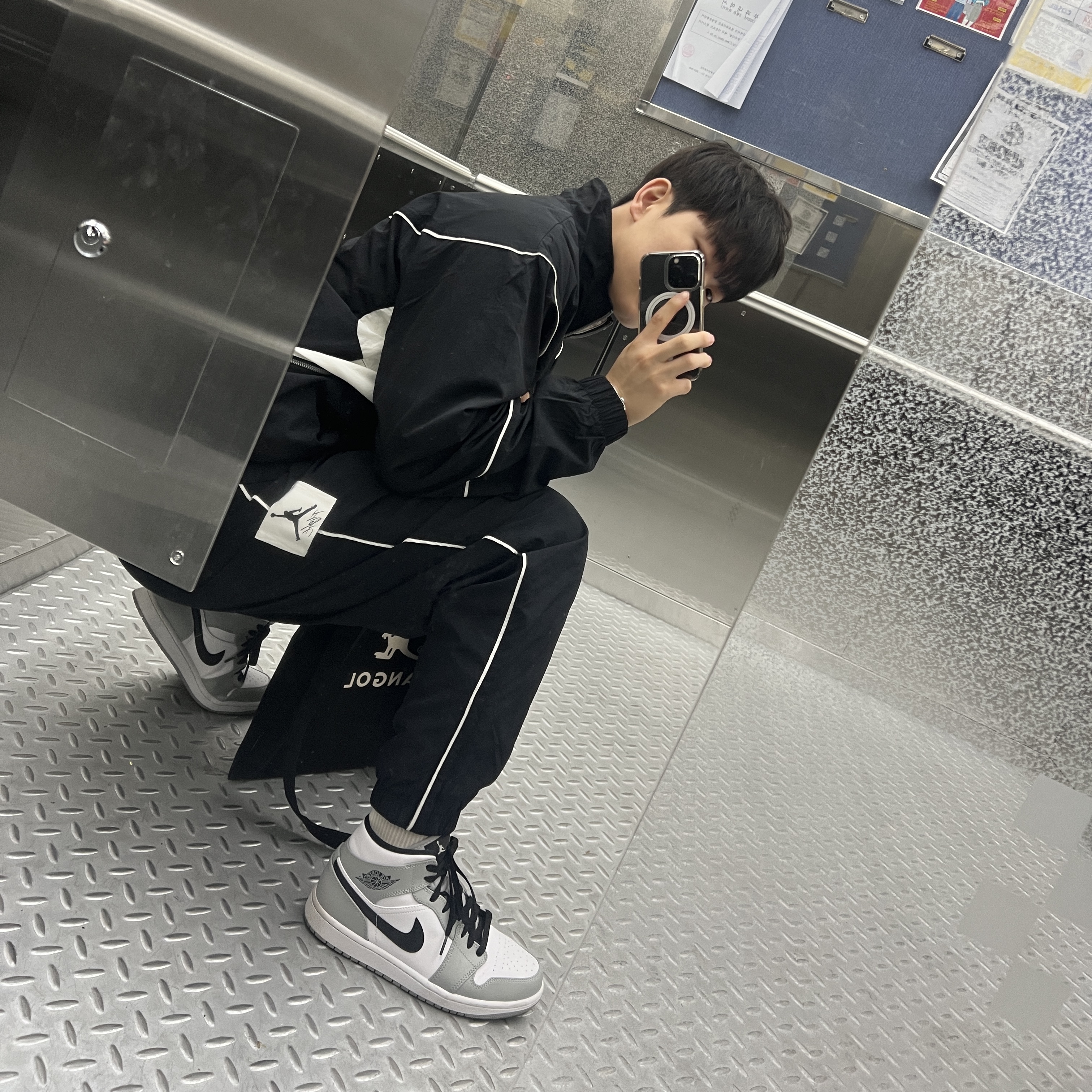 Jordan 1 Mid Light Smoke Grey 착용 스타일